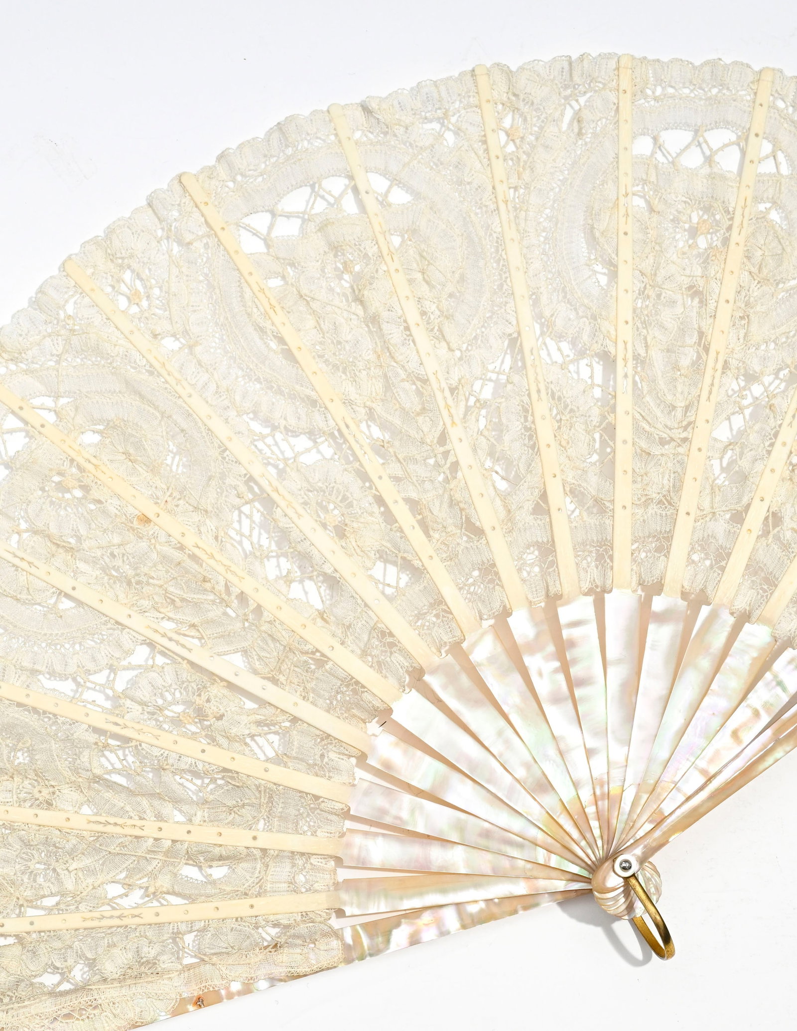 3 éventails: 1 en papier peint avec monture en écaille, 1 en tissu brodé de sequins e - 8