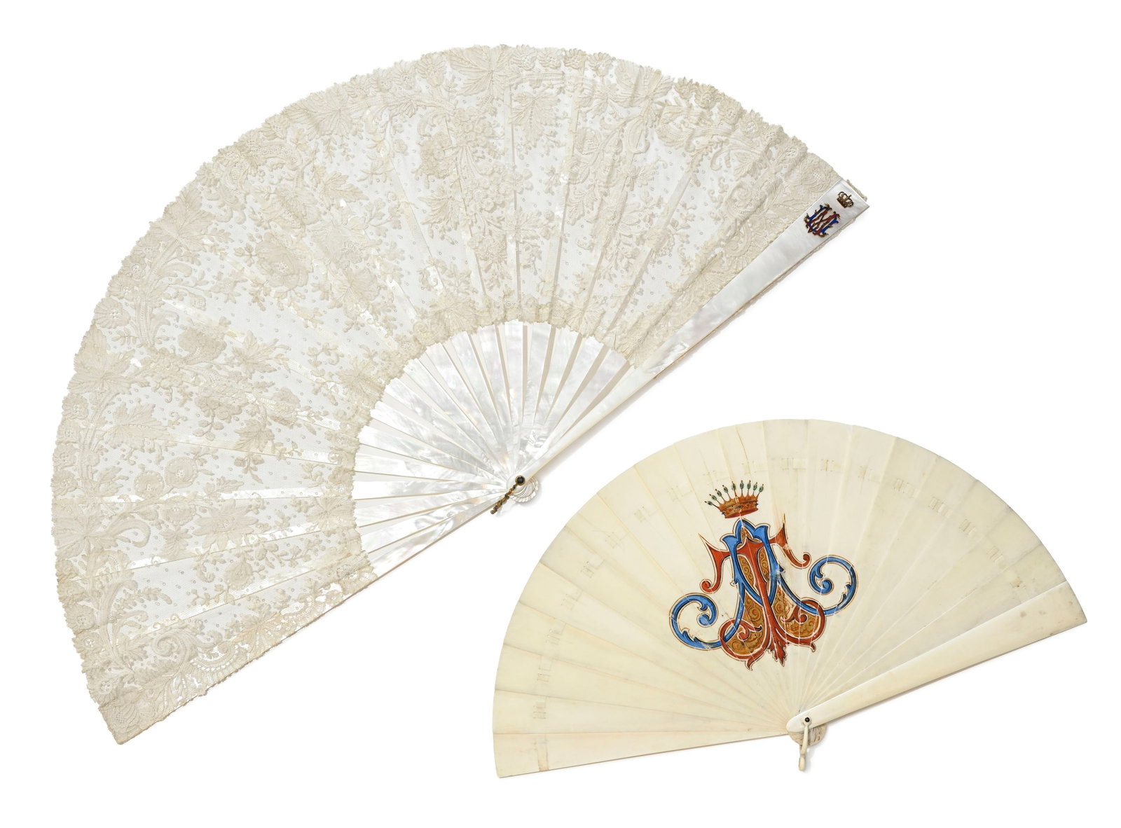 2 éventails à monogrammes couronnés, XVIIIe s., comprenant : l'un en nacre, le panach: 2 éventails à monogrammes couronnés, XVIIIe s., comprenant : l'un en nacre, le panache orné des initiales M.U. sous couronne royale, à feuille en dentelle ; un autre à