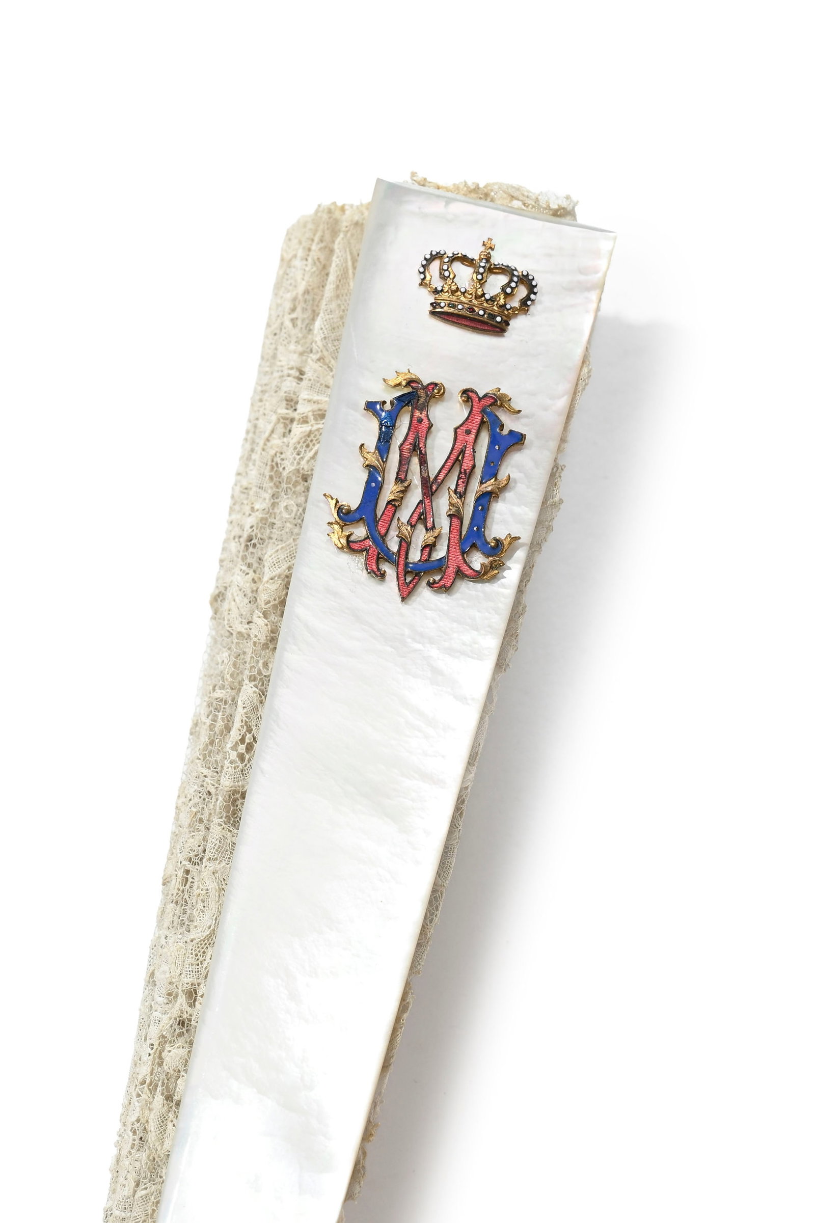 2 éventails à monogrammes couronnés, XVIIIe s., comprenant : l'un en nacre, le panach - 3