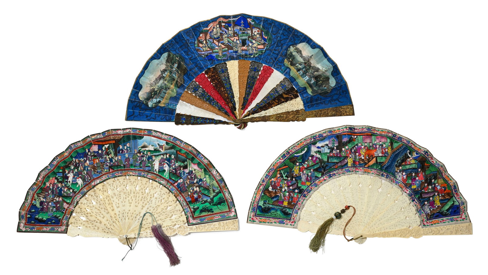 3 éventails à monture en ivoire, Canton, Chine, milieu du XIXe s., les feuilles peintes de: 3 éventails à monture en ivoire, Canton, Chine, milieu du XIXe s., les feuilles peintes de scènes de personnages dans les jardins impériaux et les intérieurs de palais, les