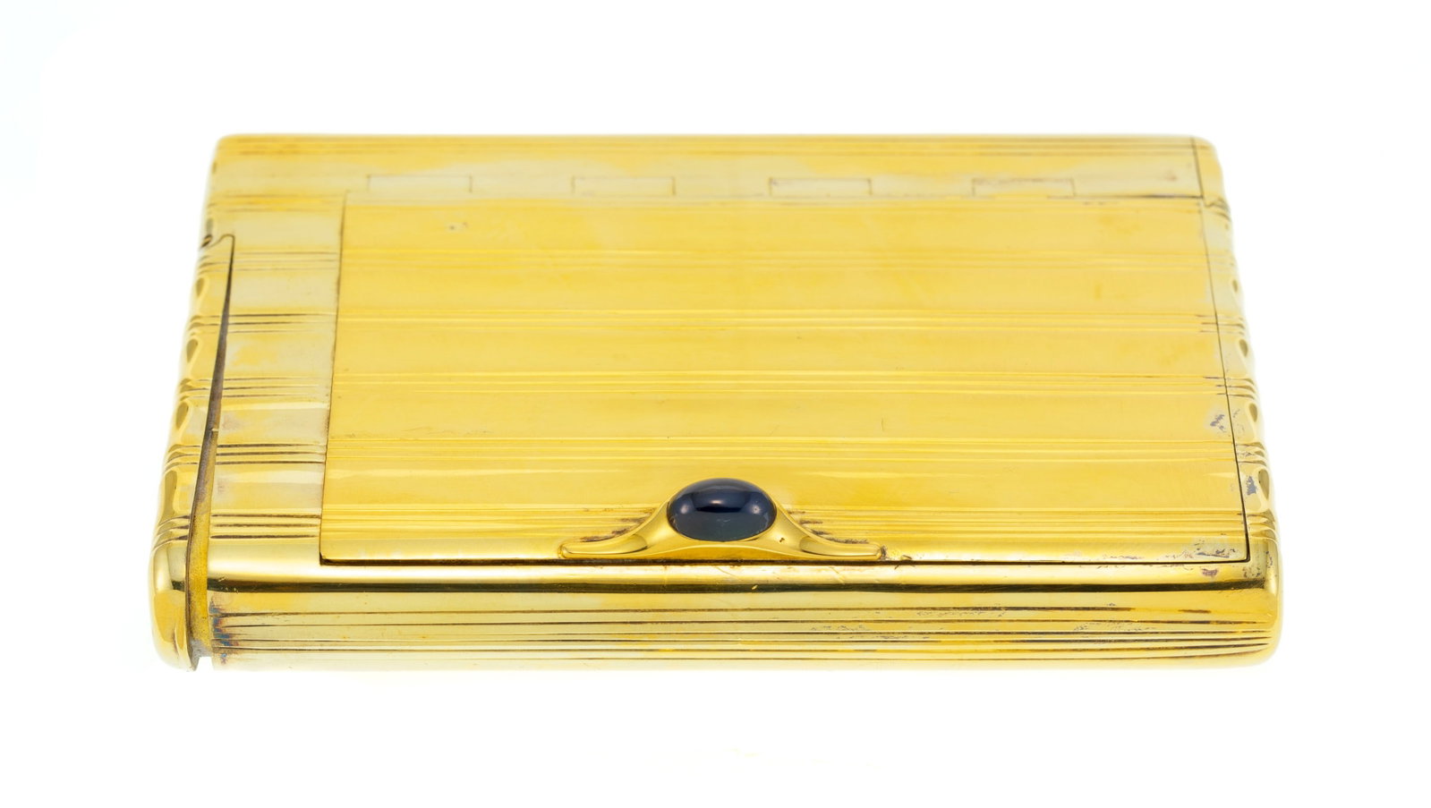 Boîte à cigarettes en vermeil à décor strié sertie d'un cabochon bleu avec : Boîte à cigarettes en vermeil à décor strié sertie d'un cabochon bleu avec deux compartiments, 10.0x7.0x1.5 cm, 206g
