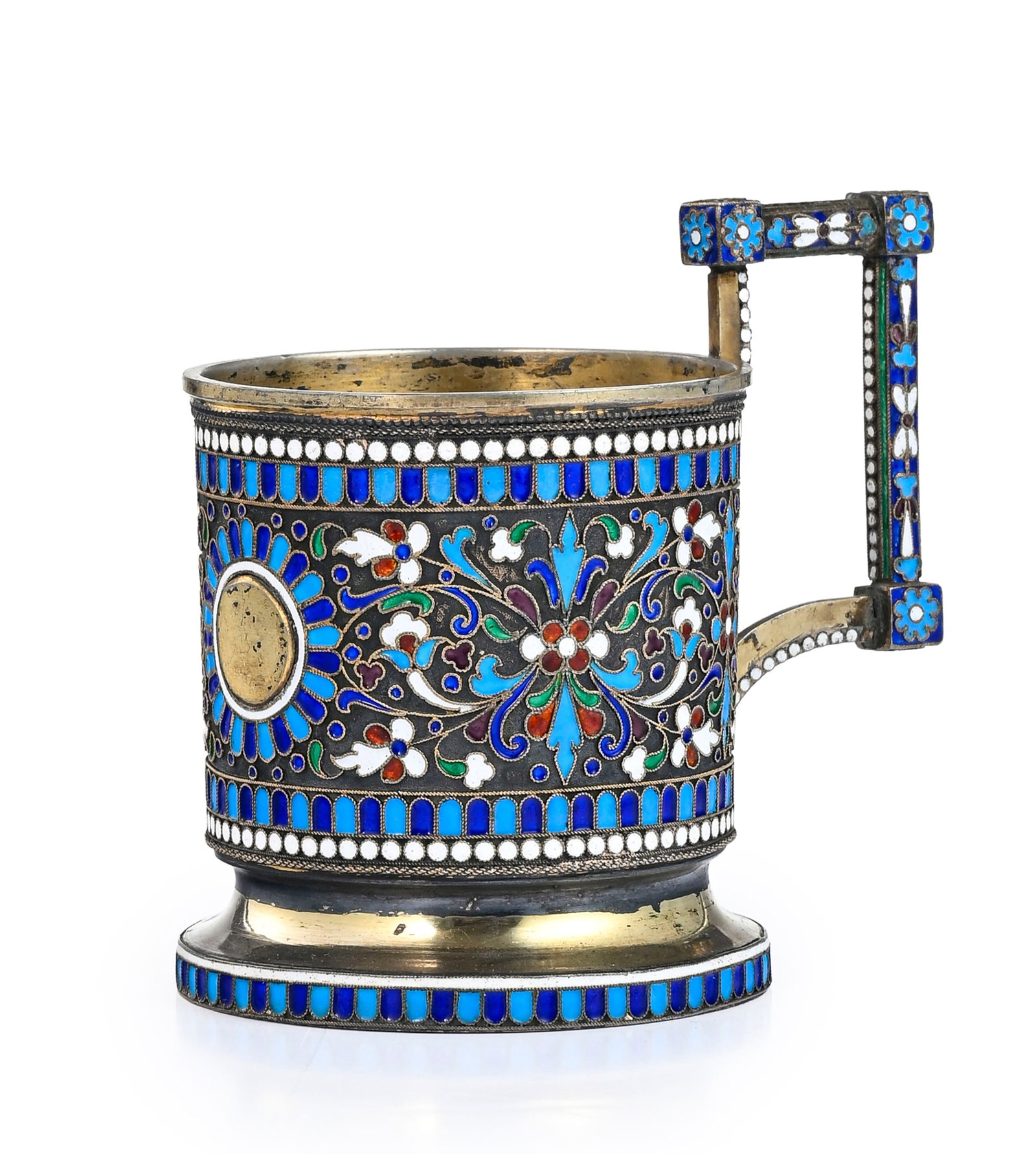 Support de verre en vermeil et émail cloisonné, Russie 1899-1908, de forme cylindrique sur: Support de verre en vermeil et émail cloisonné, Russie 1899-1908, de forme cylindrique sur piédouche, à anse géométrique, riche décor en émaux cloisonnés