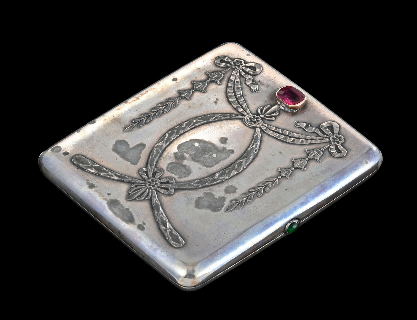 Étui à cigarettes en argent serti de pierres, Khlebnikov, Moscou, 1908-1917, au décor: Étui à cigarettes en argent serti de pierres, Khlebnikov, Moscou, 1908-1917, au décor ciselé et gravé sur la face de couronnes feuillagées réunies par des rubans