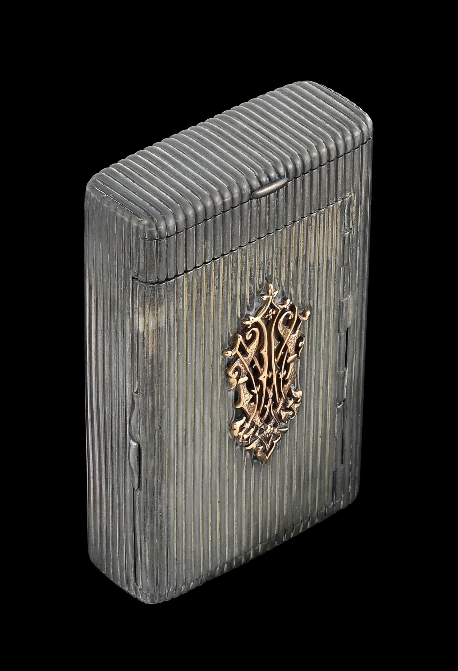Étui à cigarettes en argent cannelé, Saint-Pétersbourg, vers 1890, Mikhail Isako: Étui à cigarettes en argent cannelé, Saint-Pétersbourg, vers 1890, Mikhail Isakov, le couvercle appliqué d’un monogramme en or, muni d’un compartiment à