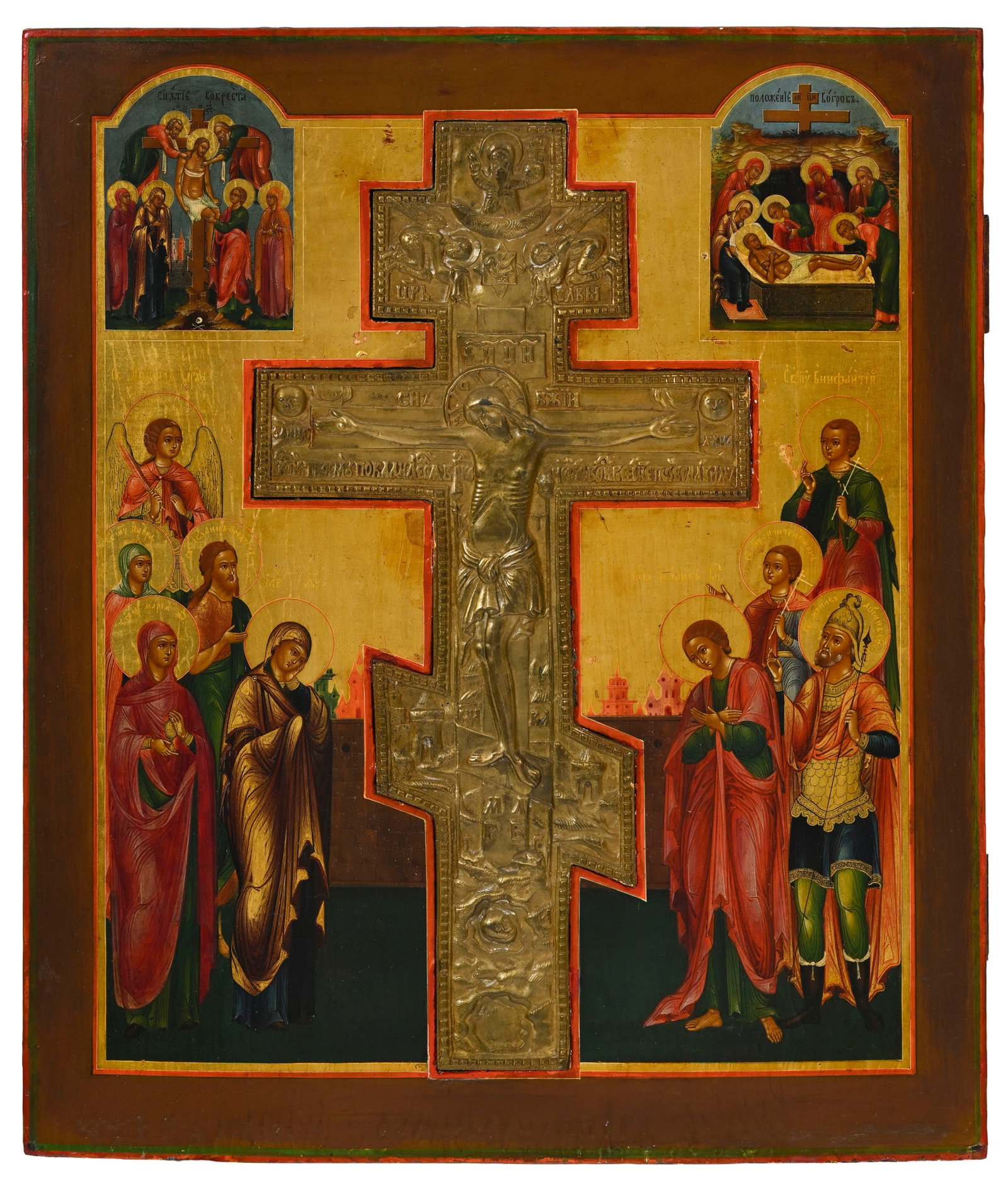 La crucifixion, croix en alliage de laiton du Corpus Christi, Russie XIXe s., inséré dans : La crucifixion, croix en alliage de laiton du Corpus Christi, Russie XIXe s., inséré dans une icône avec La descente de Croix et la mise au tombeau, 44,5x37,5 cm Provenance : Famille