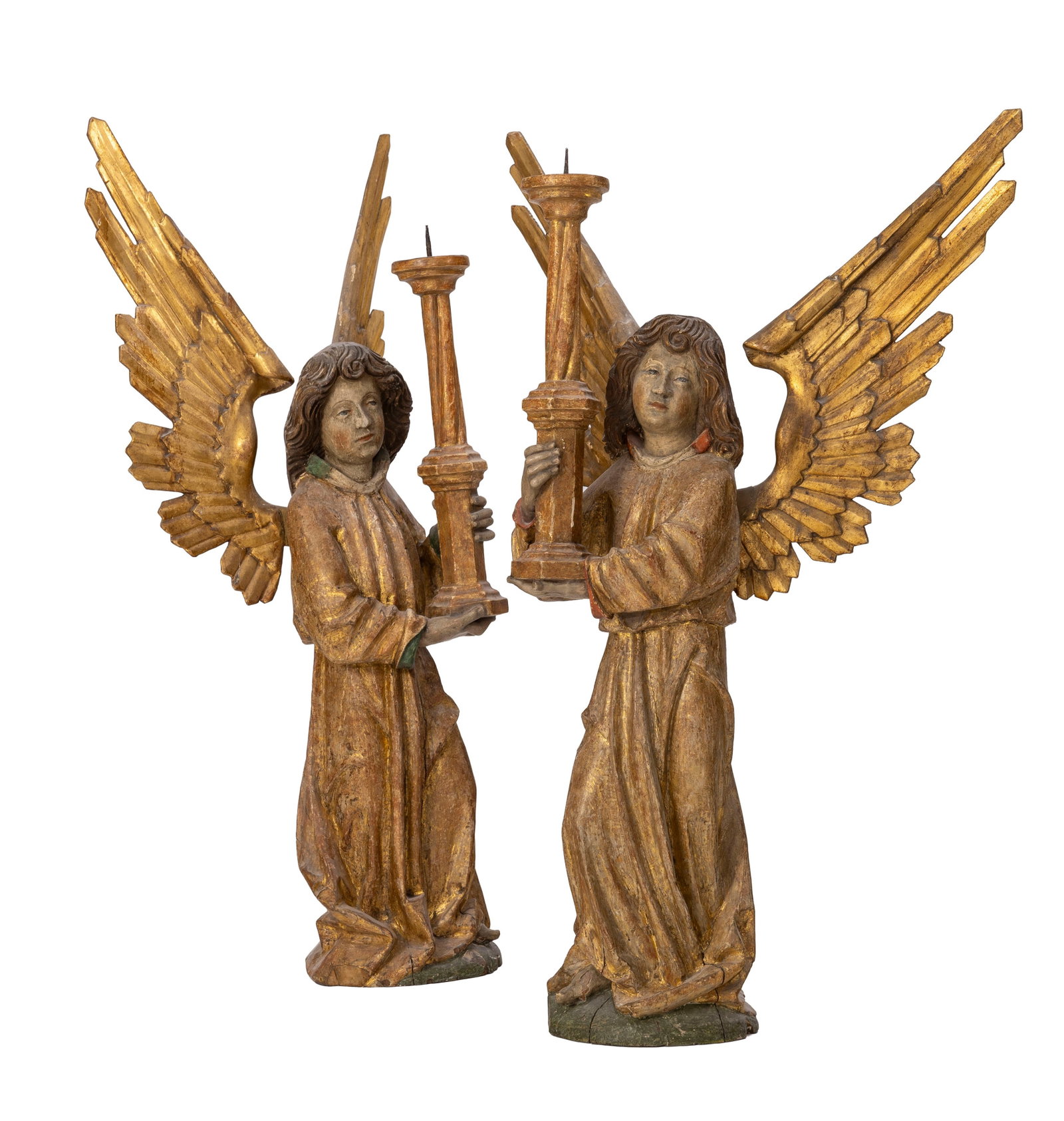 Paire de pique-cierges tenue par des angelots, école allemande du XVIe s., probablement Oberamm: Paire de pique-cierges tenue par des angelots, école allemande du XVIe s., probablement Oberammergau, avec ailes postérieures du XIXe s., h. 78 cm Provenance : Famille Schlote,