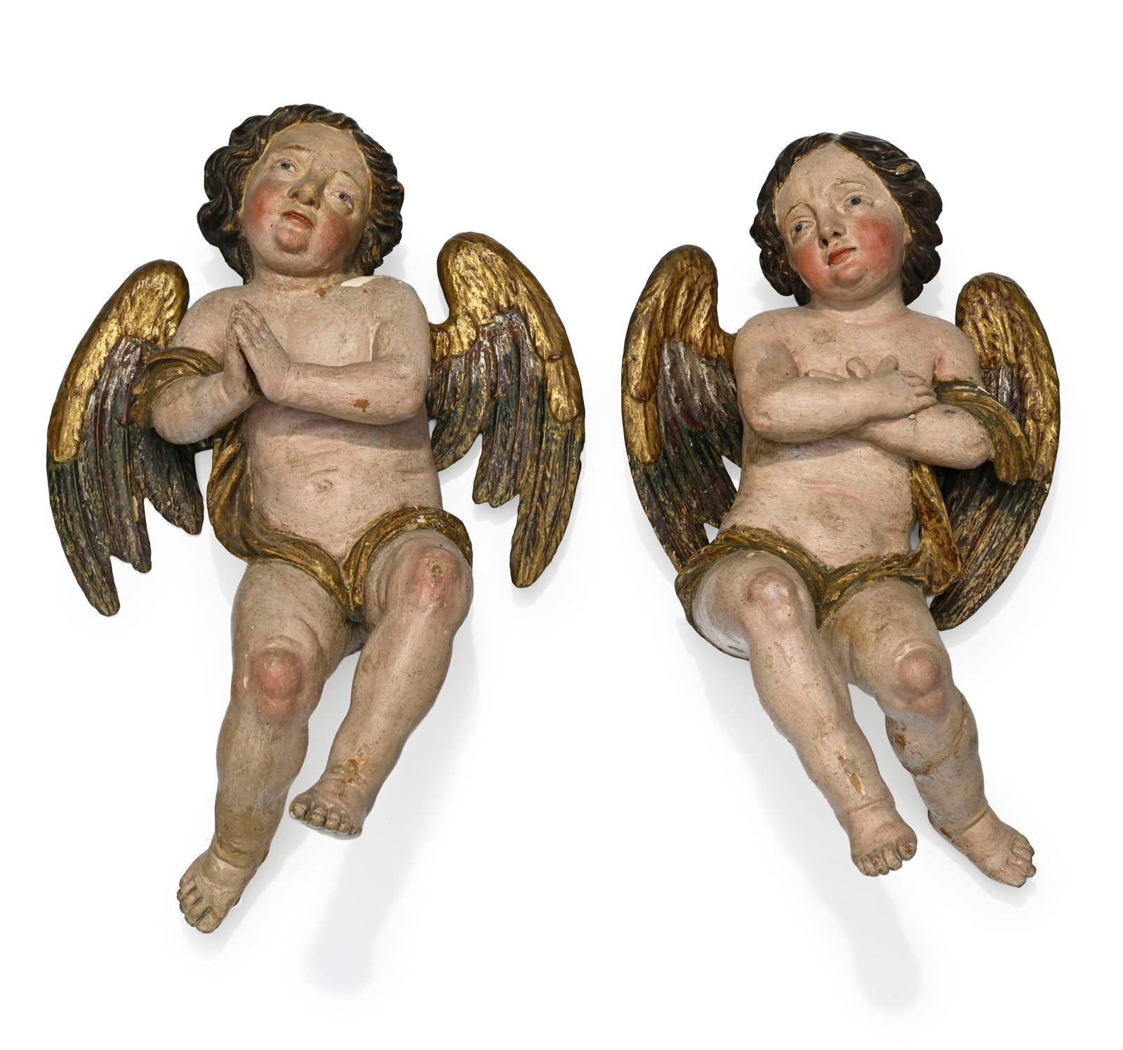 Paire d'angelots murales en bois sculpté polychrome, Autriche ou Bavaria XVIIIe s., h. 46 et 50: Paire d'angelots murales en bois sculpté polychrome, Autriche ou Bavaria XVIIIe s., h. 46 et 50 cm Provenance : Famille Schlote, Göttingen, Basse-Saxe ; collection du Dr Karl Schlote,