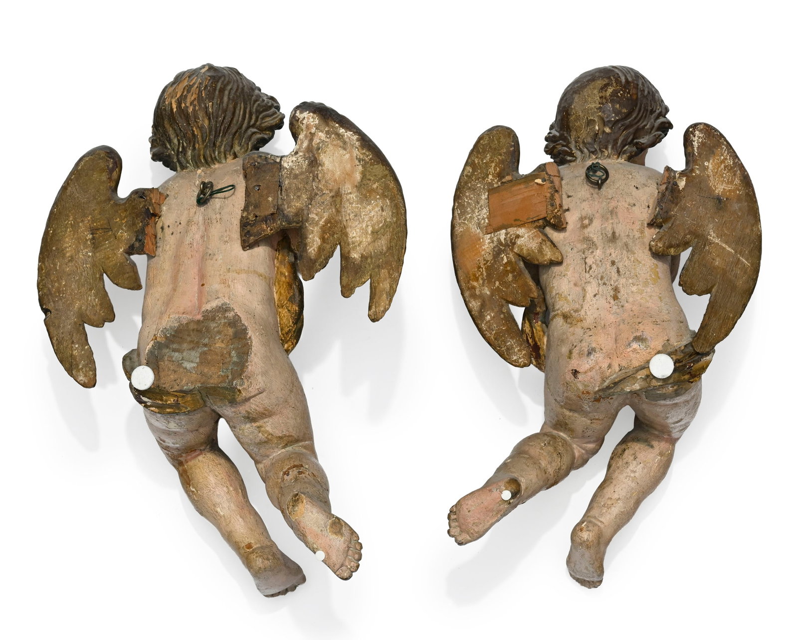 Paire d'angelots murales en bois sculpté polychrome, Autriche ou Bavaria XVIIIe s., h. 46 et 50 - 3