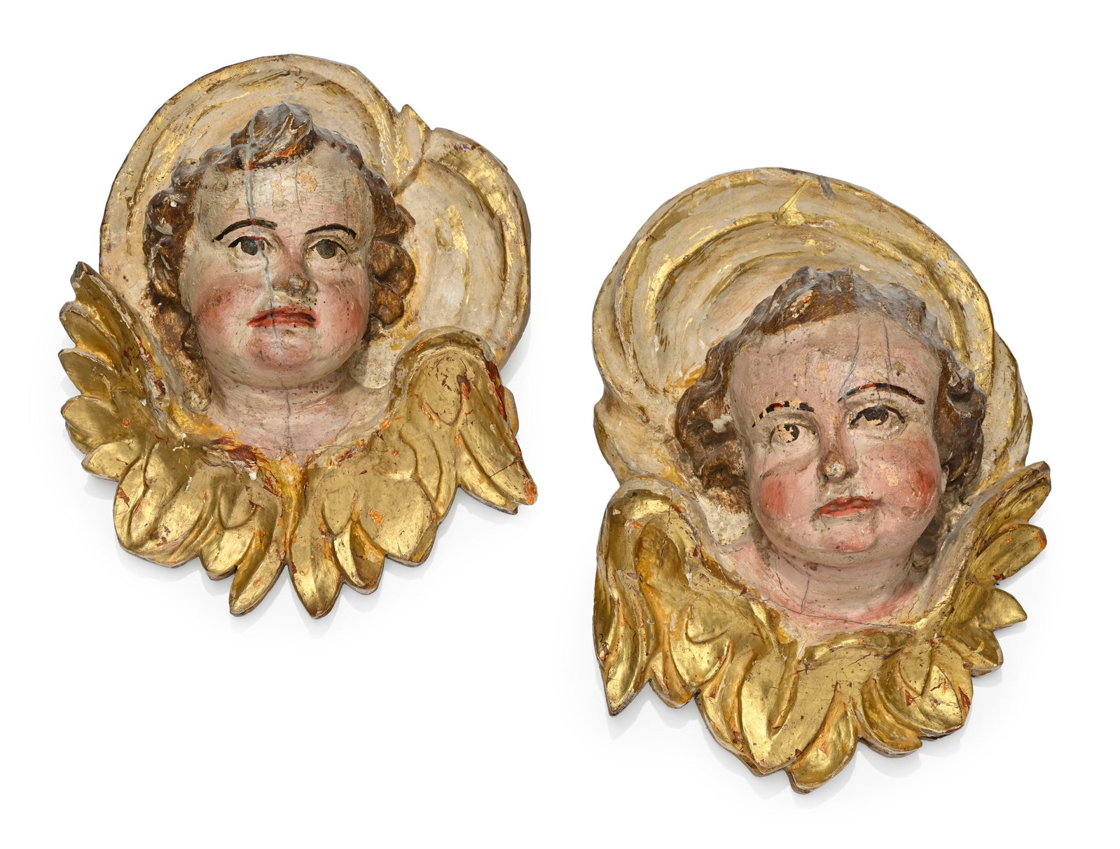 Paire de têtes de putto dans un encadrement aillé et doré, Sud de l'Allemagne XVIIIe : Paire de têtes de putto dans un encadrement aillé et doré, Sud de l'Allemagne XVIIIe s., remontés sur plaques en bois postérieures, 32x24 et 30x24 cm Provenance : Famille