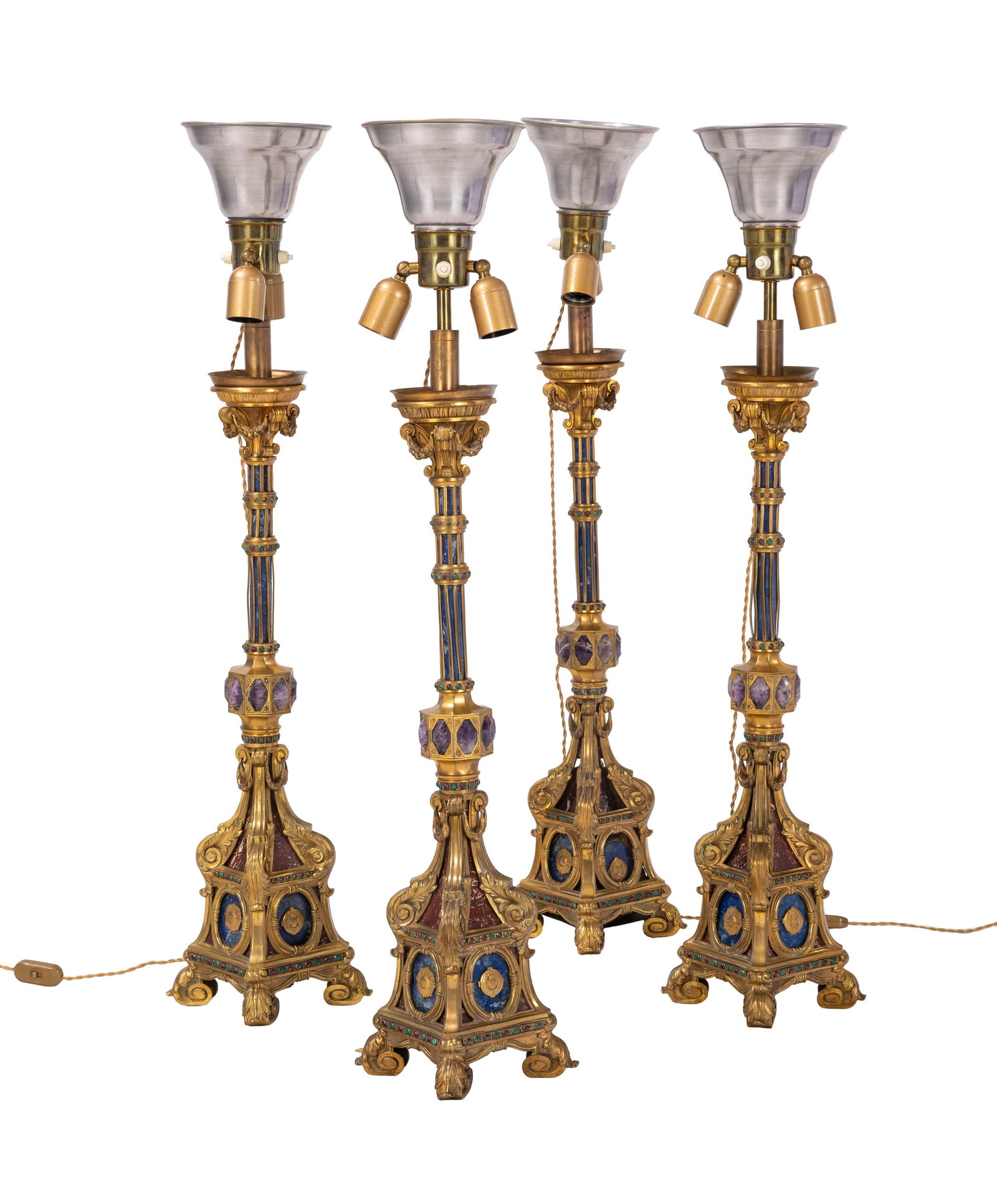 Suite de 4 pique cierges montés en lampe, Italie, fin du XIXe s., en bronze doré et plaque: Suite de 4 pique cierges montés en lampe, Italie, fin du XIXe s., en bronze doré et plaque en pierre et marbre, h. sans l'installation électrique: 66 cm Condition restaurations sur les