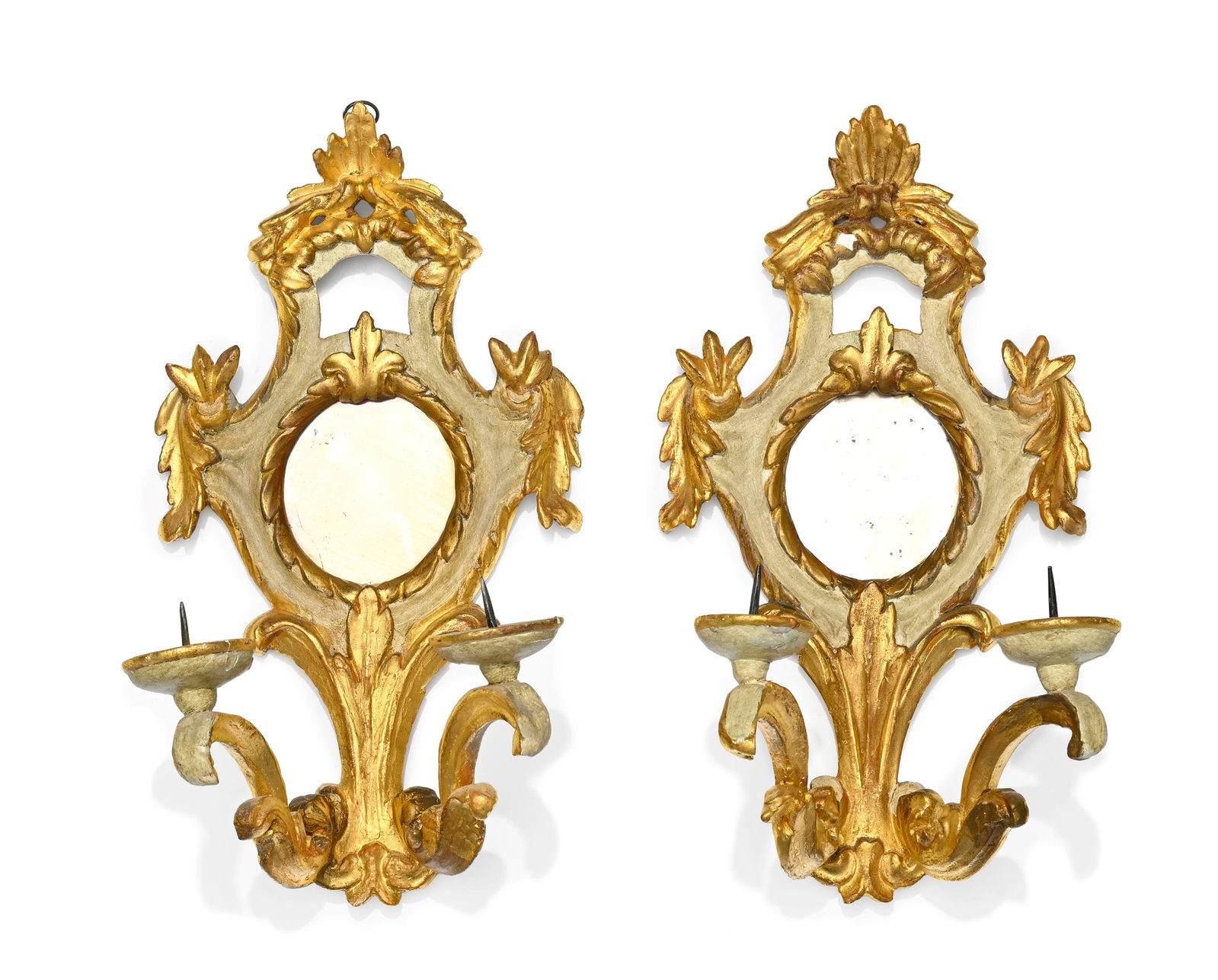 Paire d'appliques de style Rococo, Italie, XXe s., en bois peint beige et doré, fond miroir, de: Paire d'appliques de style Rococo, Italie, XXe s., en bois peint beige et doré, fond miroir, deux bras de lumière ornés de feuilles d'acanthe, h. 43 cm