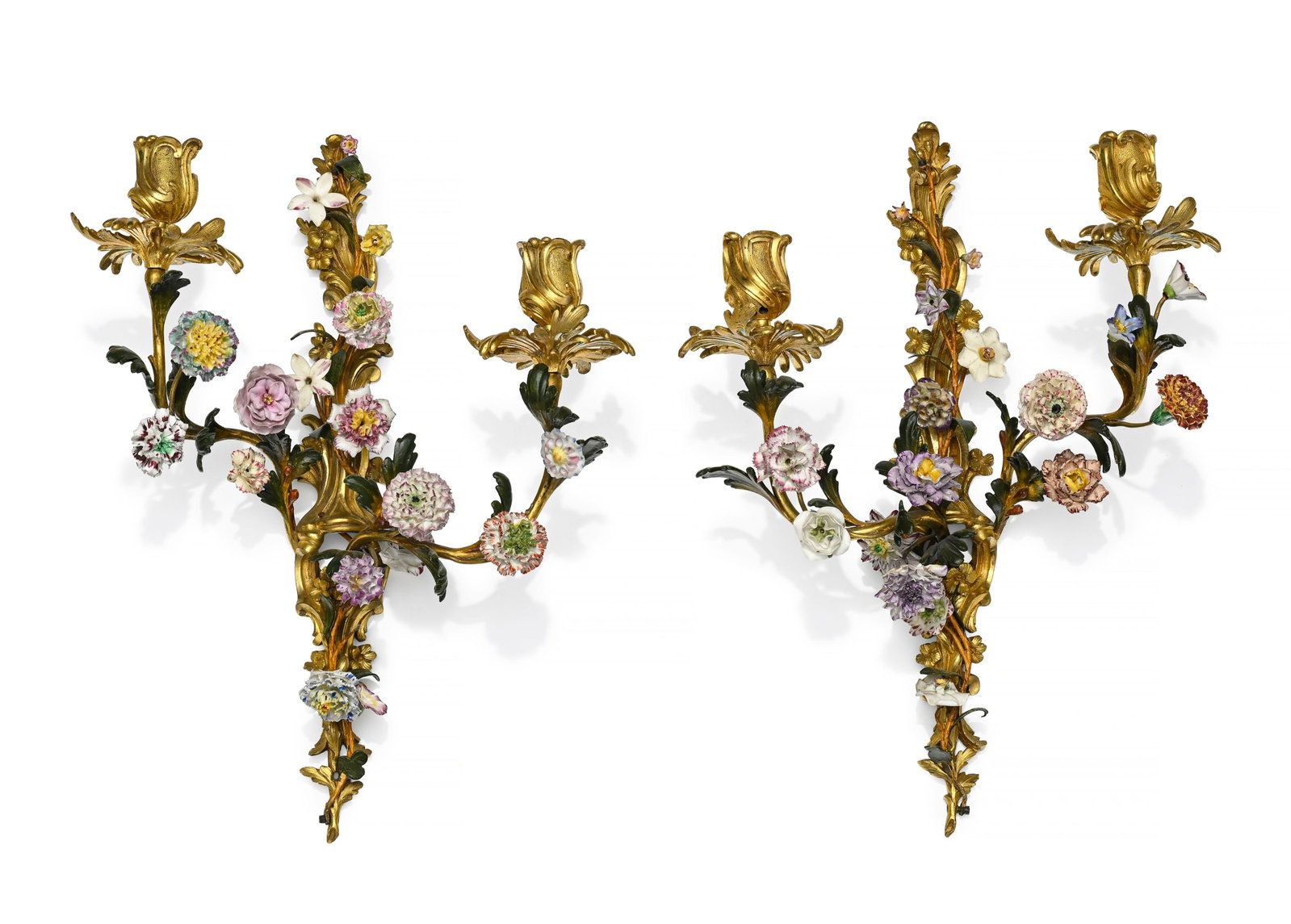 Paire d'appliques de style Louis XV, XIXe s., en bronze ciselé et doré agrémenté: Paire d'appliques de style Louis XV, XIXe s., en bronze ciselé et doré agrémenté de fleurs en porcelaine polychrome, deux feux, h. 42 cm Condition éclats et manques sur les fl