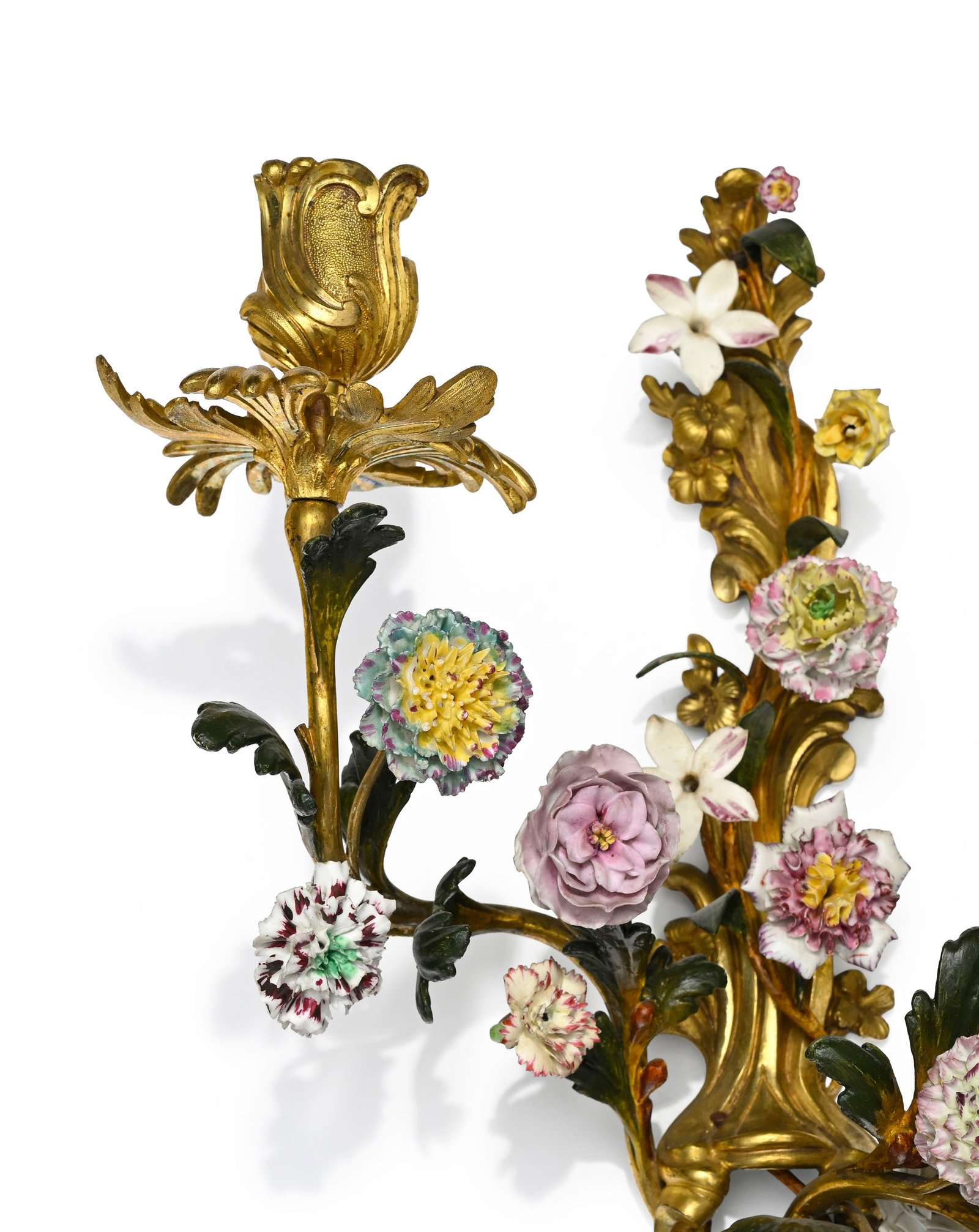 Paire d'appliques de style Louis XV, XIXe s., en bronze ciselé et doré agrémenté - 2