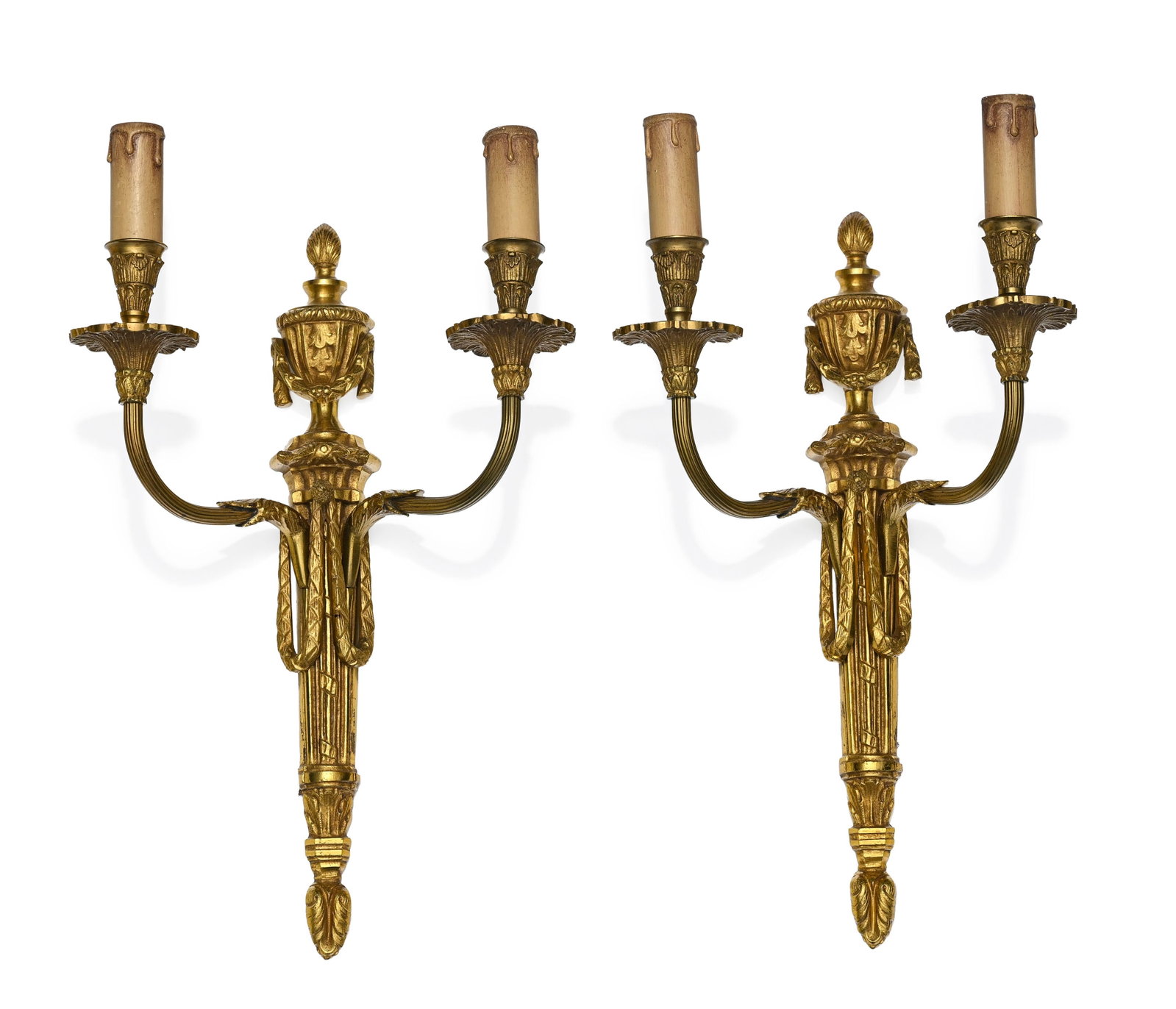 Paire d’appliques style Louis XVI, XXe s., en bronze doré à décor de guirlandes: Paire d’appliques style Louis XVI, XXe s., en bronze doré à décor de guirlandes de lauriers, deux feux, h. 41 cm