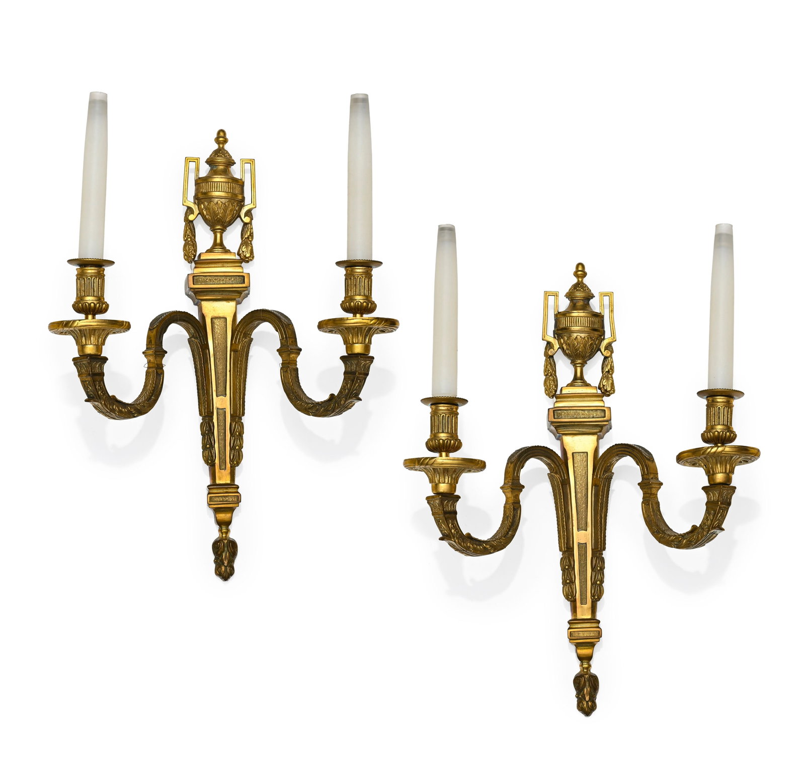 Paire d'appliques de style Louis XVI, XXe s., en bronze doré à décor de cannelures, f: Paire d'appliques de style Louis XVI, XXe s., en bronze doré à décor de cannelures, feuilles d'acanthe et lauriers, sommé d'un vase couvert, deux feux, h. 48 cm