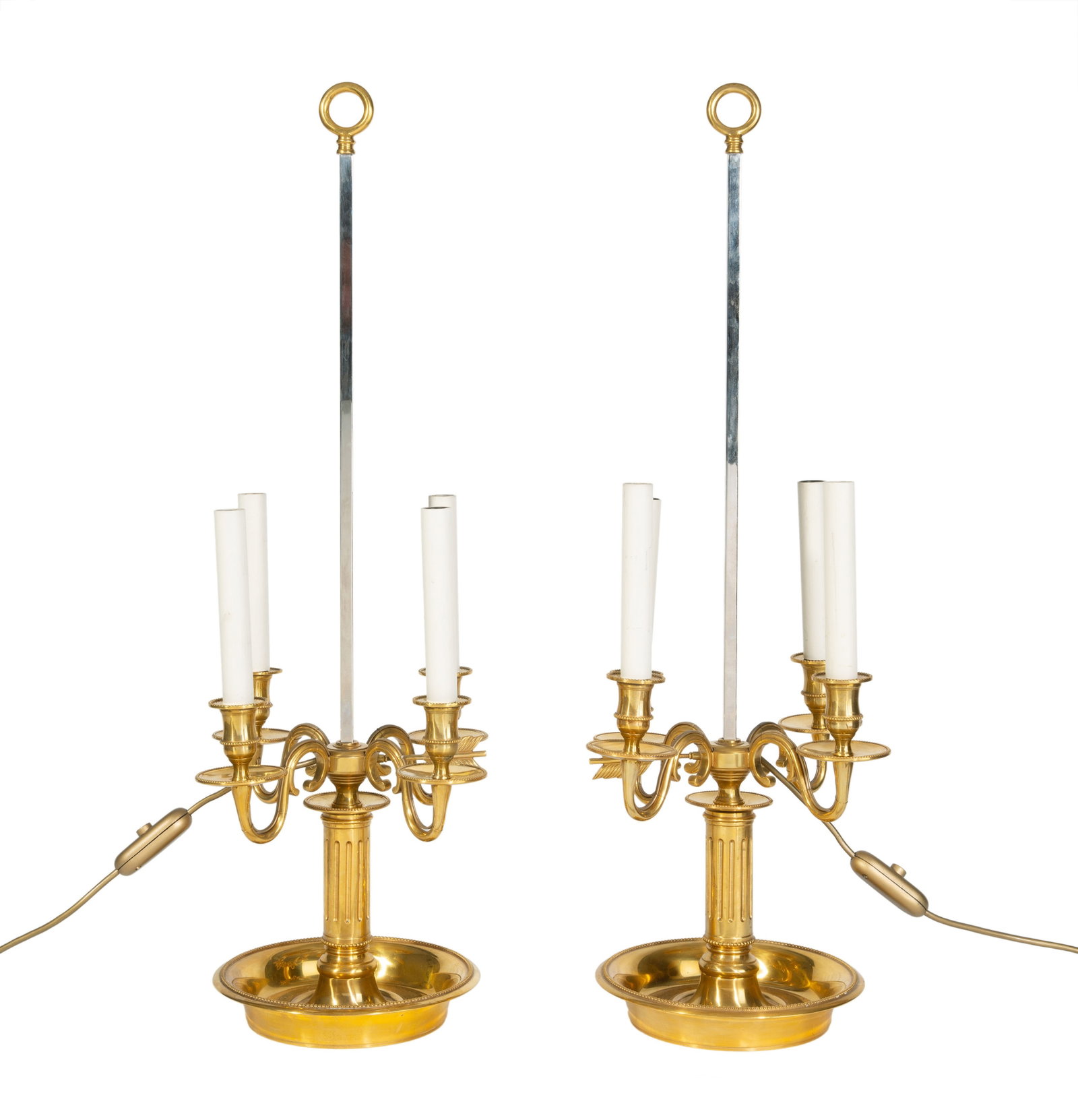 Paire de lampes bouillotte de style Louis XVI, XXe s., en bronze doré et laiton à motif de: Paire de lampes bouillotte de style Louis XVI, XXe s., en bronze doré et laiton à motif de frises de perles, fût central cannelé, quatre feux en enroulement, h. 87 cm Condition