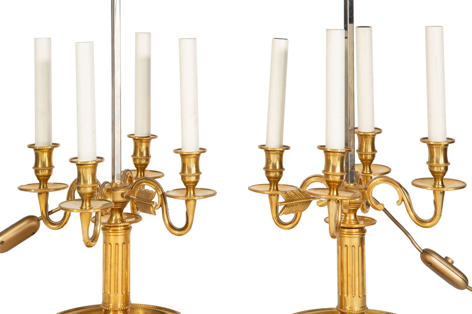 Paire de lampes bouillotte de style Louis XVI, XXe s., en bronze doré et laiton à motif de - 2