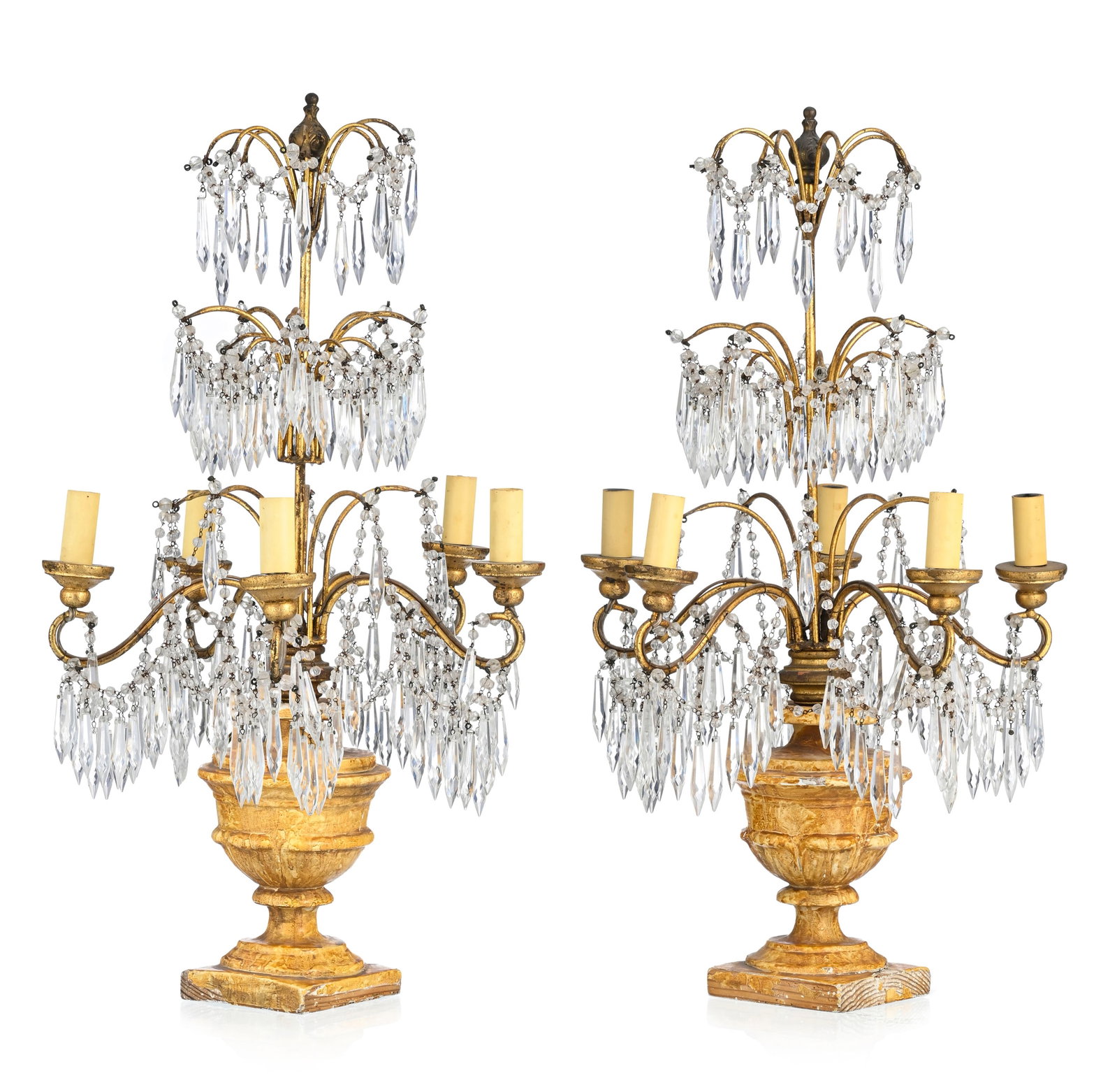 Paire de girandoles, XXe s., en bois peint à l'imitation du marbre, pampilles en verre, h. 62 c: Paire de girandoles, XXe s., en bois peint à l'imitation du marbre, pampilles en verre, h. 62 cm Condition manques, éclats et usures à la peinture nous ne garantissons pas l'état