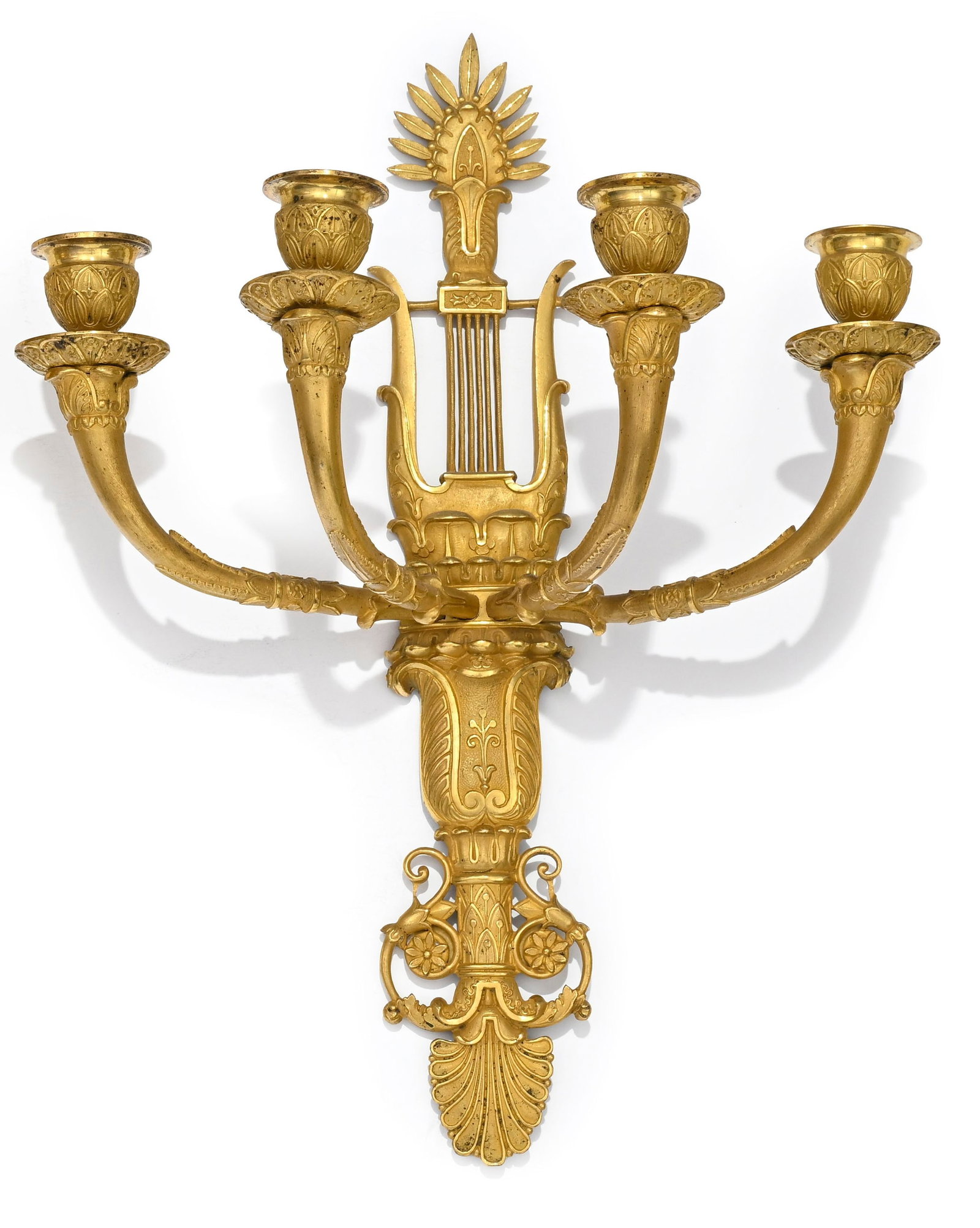 Applique d'époque Restauration, en bronze doré et ciselé, à décor d'une lyr: Applique d'époque Restauration, en bronze doré et ciselé, à décor d'une lyre, palmettes et fleurs, quatre feux, h. 38 cm On joint la paire avec un bras à restaurer