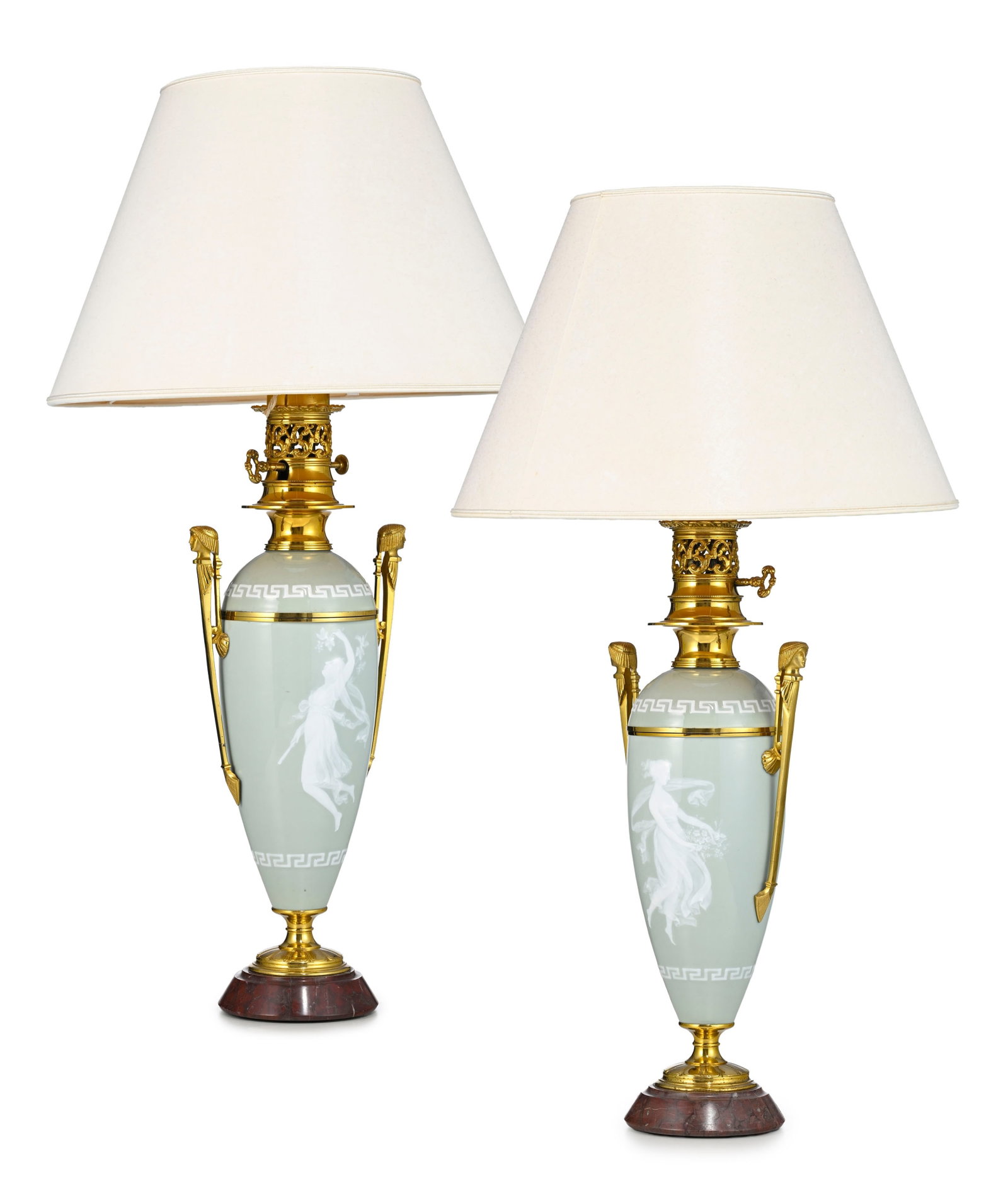 Paire de vases couvert montés en lampe, début du XXe s., en porcelaine céladon à: Paire de vases couvert montés en lampe, début du XXe s., en porcelaine céladon à décor de femmes drapées et éléments végétaux et métal