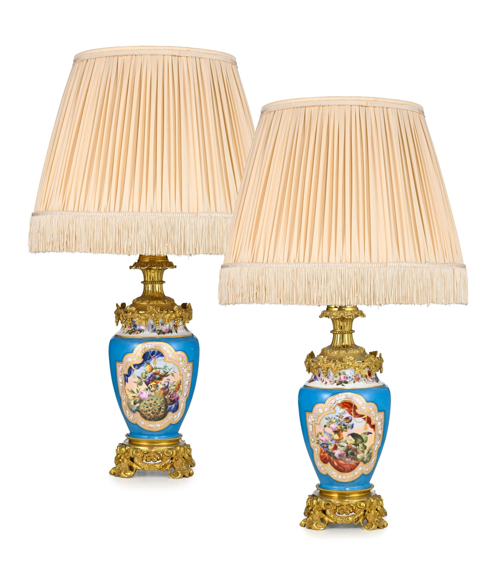 Paire de lampes à pétrole d'époque Napoléon III, en porcelaine peinte à d&#: Paire de lampes à pétrole d'époque Napoléon III, en porcelaine peinte à décor de fleurs, fruits et oiseaux dans des cartouches, ornementations en bronze doré figuran