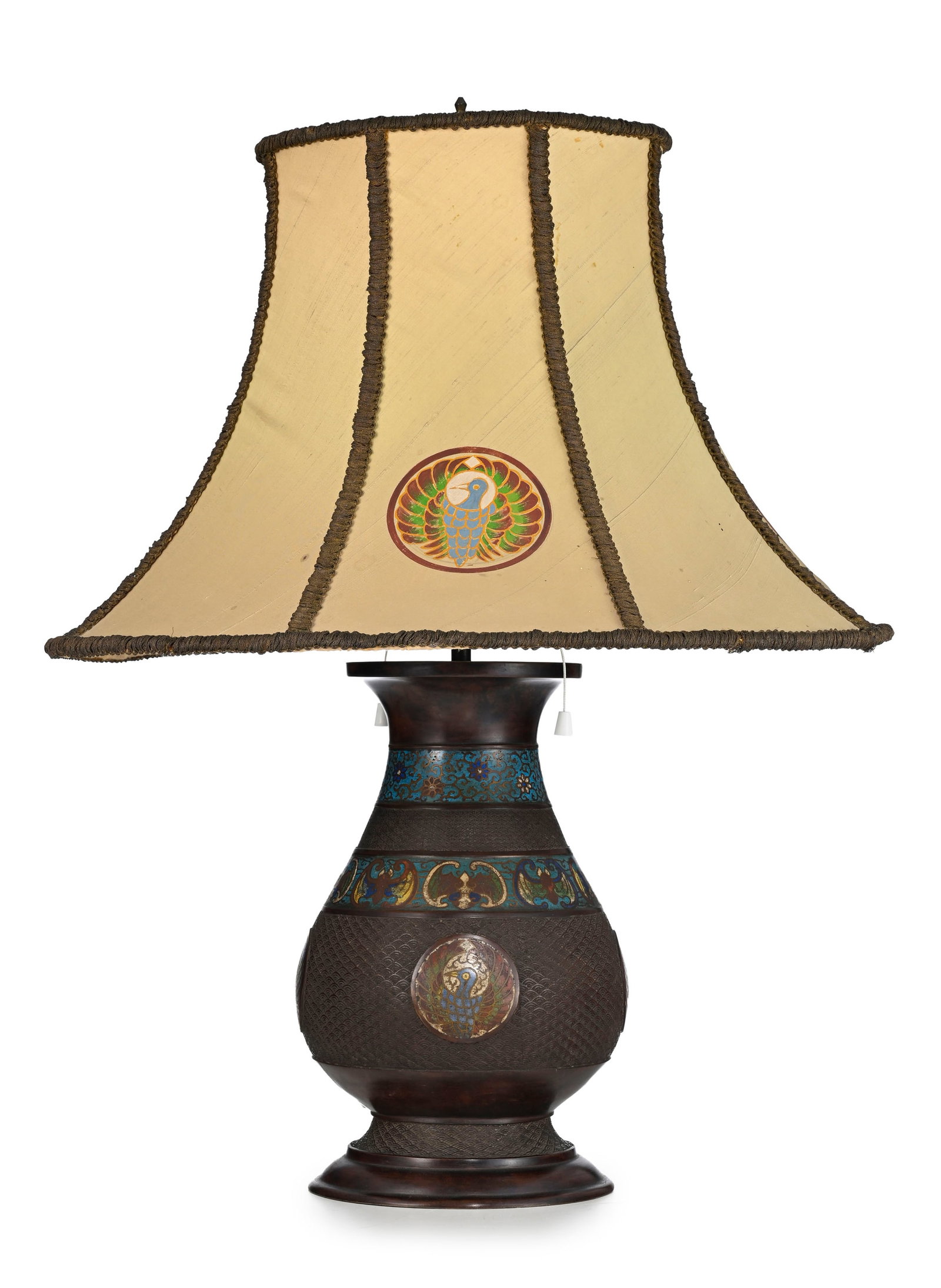 Lampe, Chine, XXe s., en bronze cloisonné, à décor de chauve-souris, oiseau et é: Lampe, Chine, XXe s., en bronze cloisonné, à décor de chauve-souris, oiseau et écaille, abat-jour en tissu peint d'oiseaux, h. 70 cm Condition nous ne garantissons pas l'état