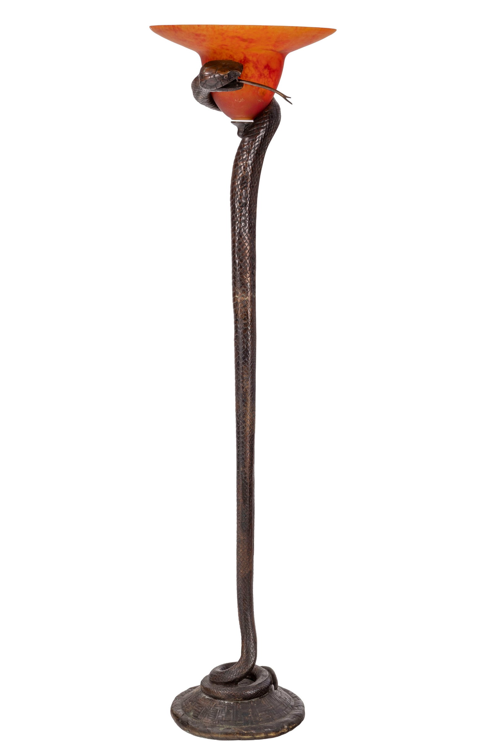 Lampadaire dans le goût d'Edgar Brandt, XXe s., en bronze patiné figurant un serpent enser: Lampadaire dans le goût d'Edgar Brandt, XXe s., en bronze patiné figurant un serpent enserrant un diffuseur en verre opalin, h. 161 cm Condition manques et éclats sur le diffuseur
