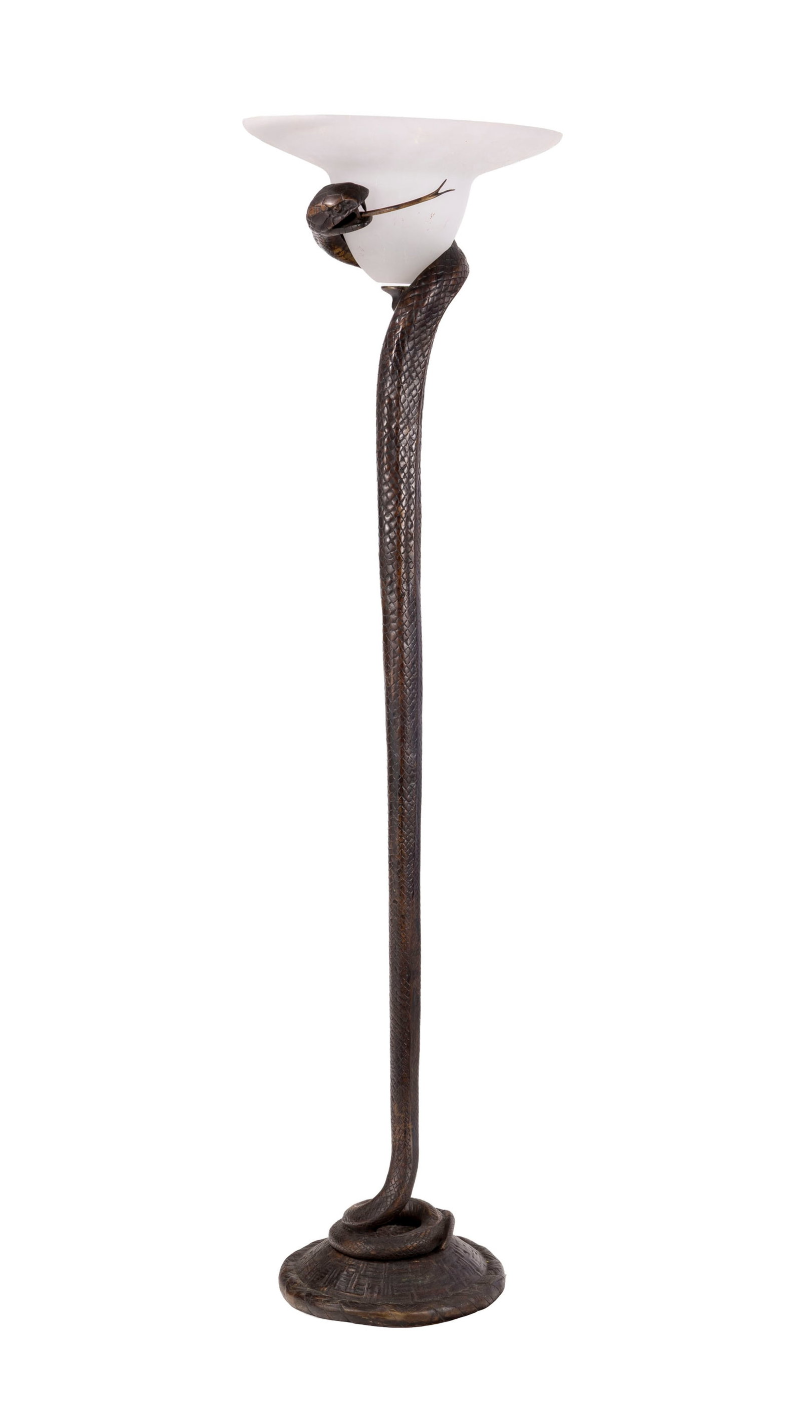 Lampadaire dans le goût d'Edgar Brandt, XXe s., en bronze patiné figurant un serpent enser: Lampadaire dans le goût d'Edgar Brandt, XXe s., en bronze patiné figurant un serpent enserrant un diffuseur en verre marmoréen, h. 161 cm Condition éclats sur le diffuseur