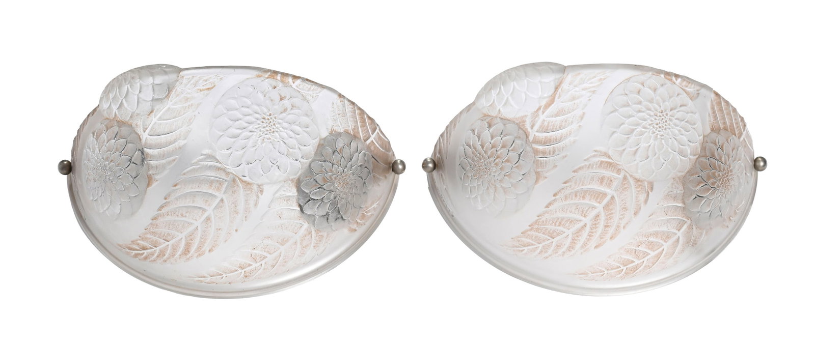 Paire d'appliques modèle Dahlias signées R. Lalique France, en verre moulé-pressé: Paire d'appliques modèle Dahlias signées R. Lalique France, en verre moulé-pressé patiné orangé, 14x31 cm Condition présence d'éclats sur le verre