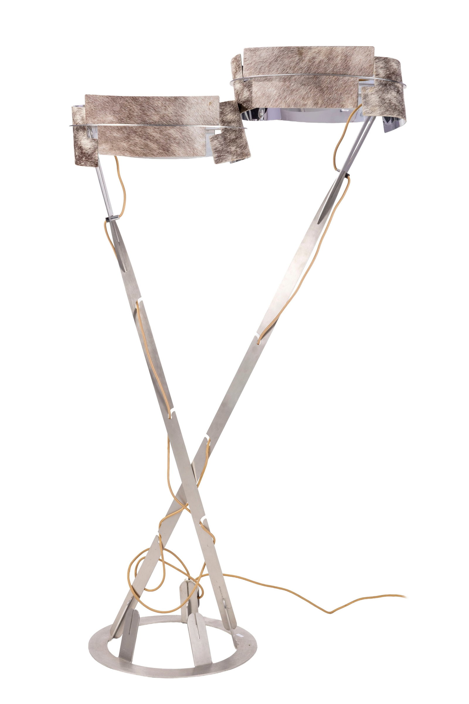 Lampe par Mahmoud Akram, XXIe s., en acier, deux diffuseurs composés d'éléments recou: Lampe par Mahmoud Akram, XXIe s., en acier, deux diffuseurs composés d'éléments recouverts de peau de vache, h. 154 cm