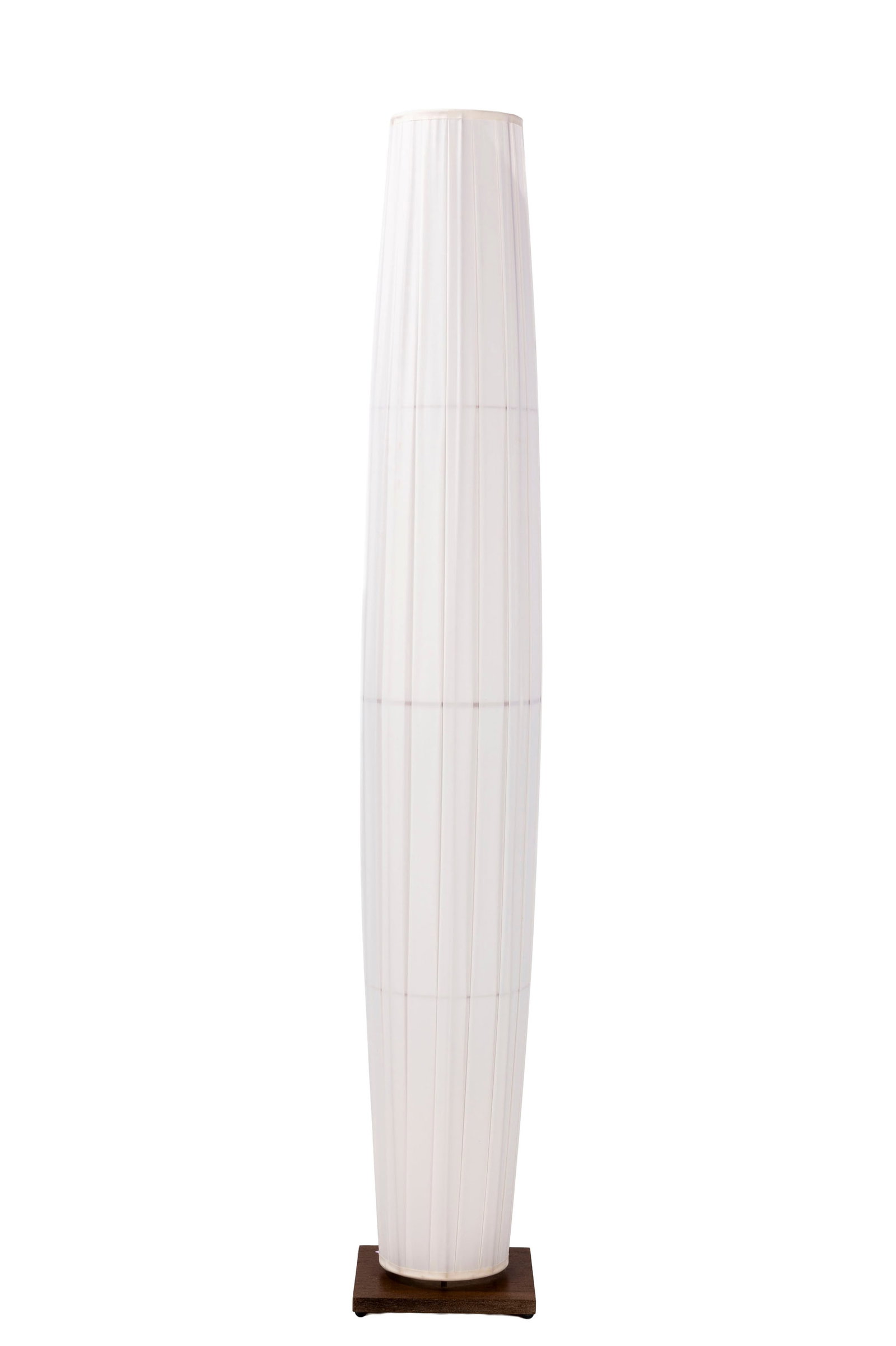 Lampadaire Colonne par Fabrice Berrux (né en 1964), édition Dix heures dix, à diffuse: Lampadaire Colonne par Fabrice Berrux (né en 1964), édition Dix heures dix, à diffuseur en tissu plissé crème, base carrée en bois de placage, h. 164 cm Condition nous