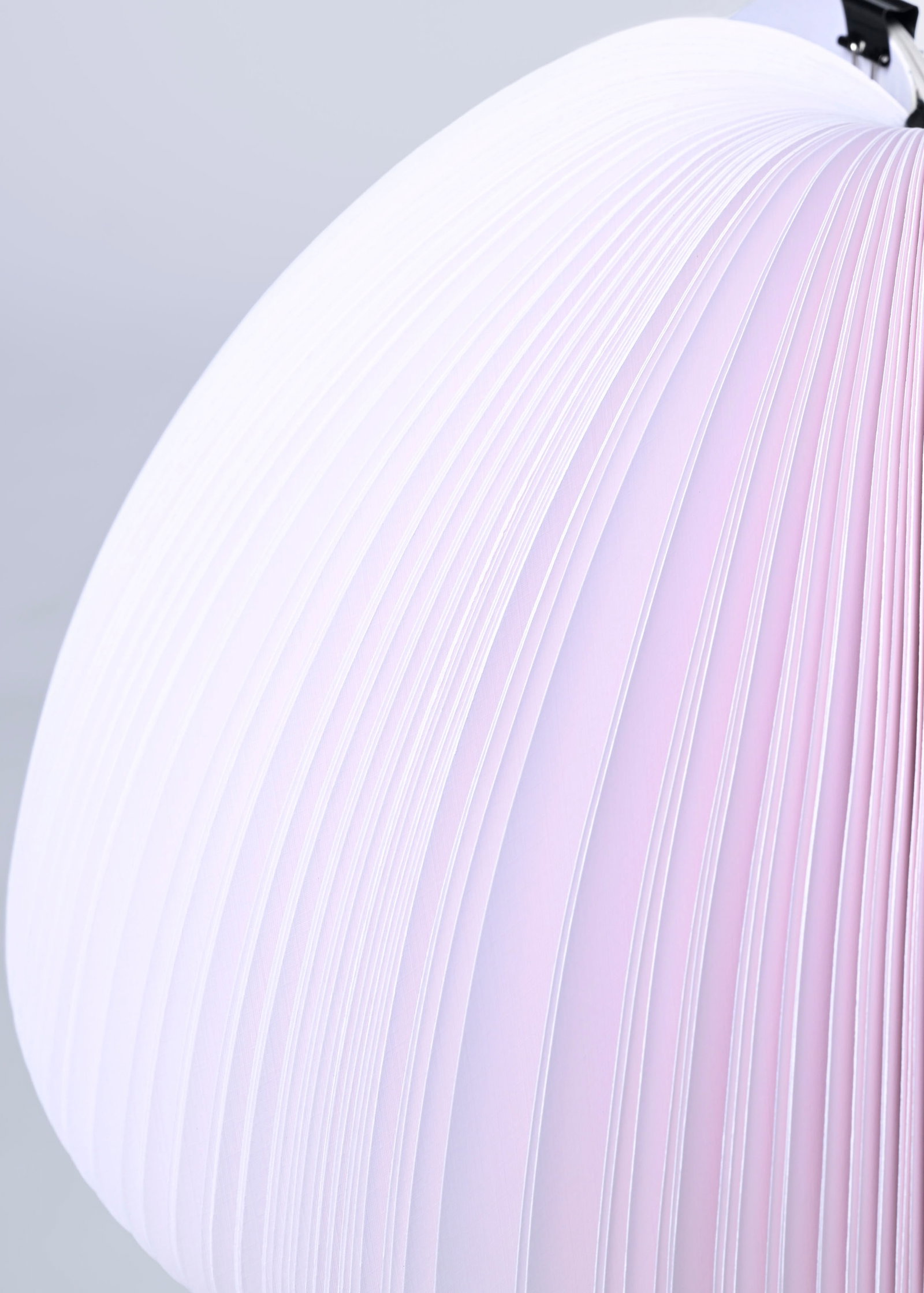 Lampe Tome, Atelier Oï, 2008, en papier, reliure et accroches, numéroté 3/12, carton  - 2