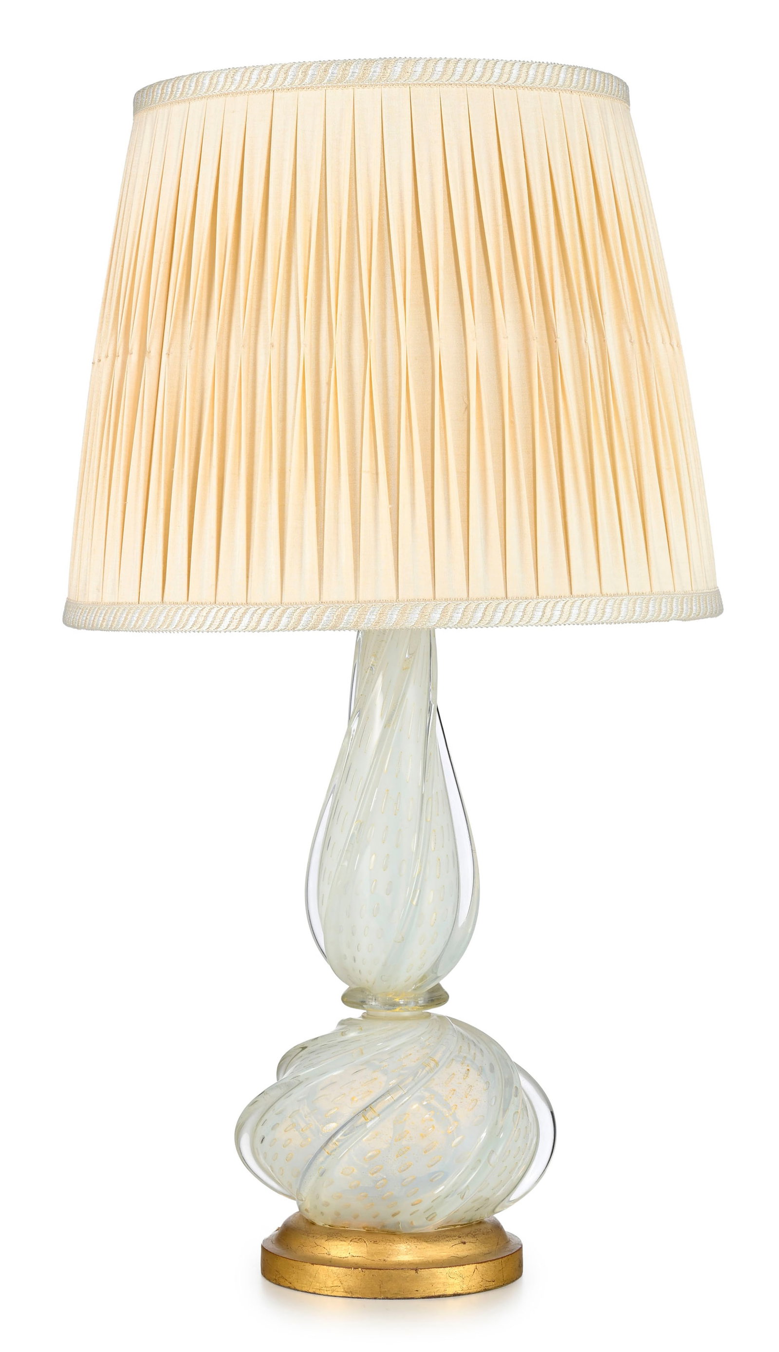 Lampe de salon, Italie, XXe s., en verre de Murano opalin torsadé avec inclusions de paillons d: Lampe de salon, Italie, XXe s., en verre de Murano opalin torsadé avec inclusions de paillons dorés, abat-jour en tissu beige, base circulaire en bois doré, h. 78 cm Condition nous ne g