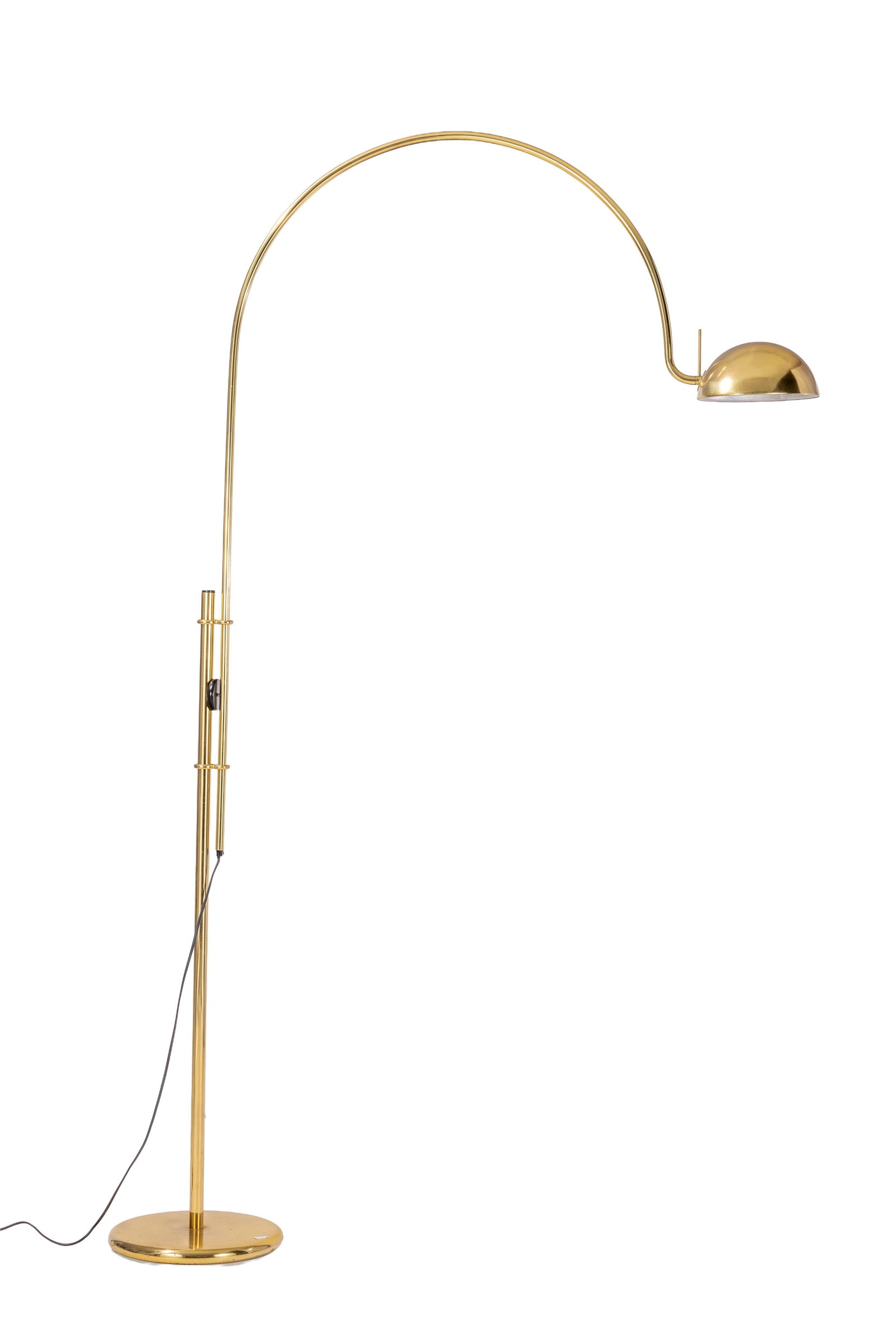 Lampadaire, circa 1980, en laiton tubulaire, base circulaire, h. 201 cm: Lampadaire, circa 1980, en laiton tubulaire, base circulaire, h. 201 cm Condition rayures et marques au laiton nous ne garantissons pas l'état des installations électrique