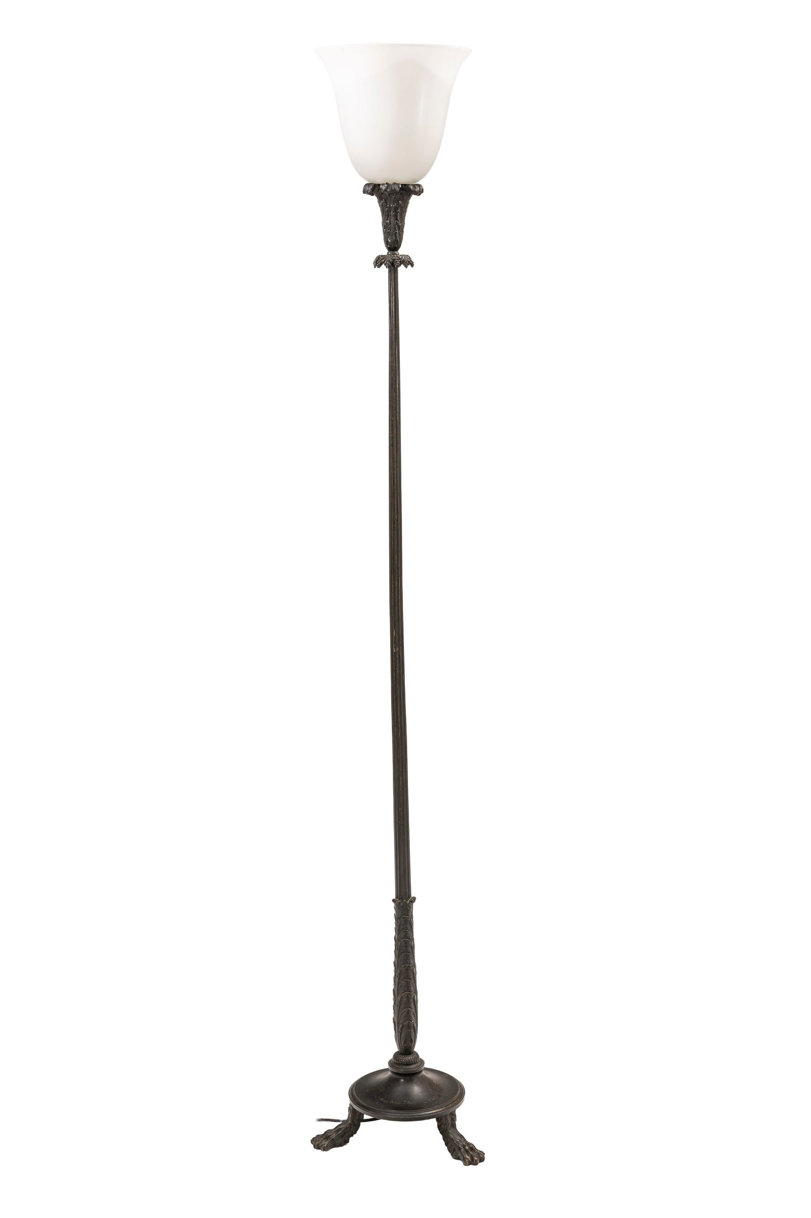 Lampadaire signé Henry Delisle à Paris, XXe s., en métal patiné, à déc: Lampadaire signé Henry Delisle à Paris, XXe s., en métal patiné, à décor d'éléments végétaux, diffuseur en verre opalin, h. 189 cm Condition nous ne g
