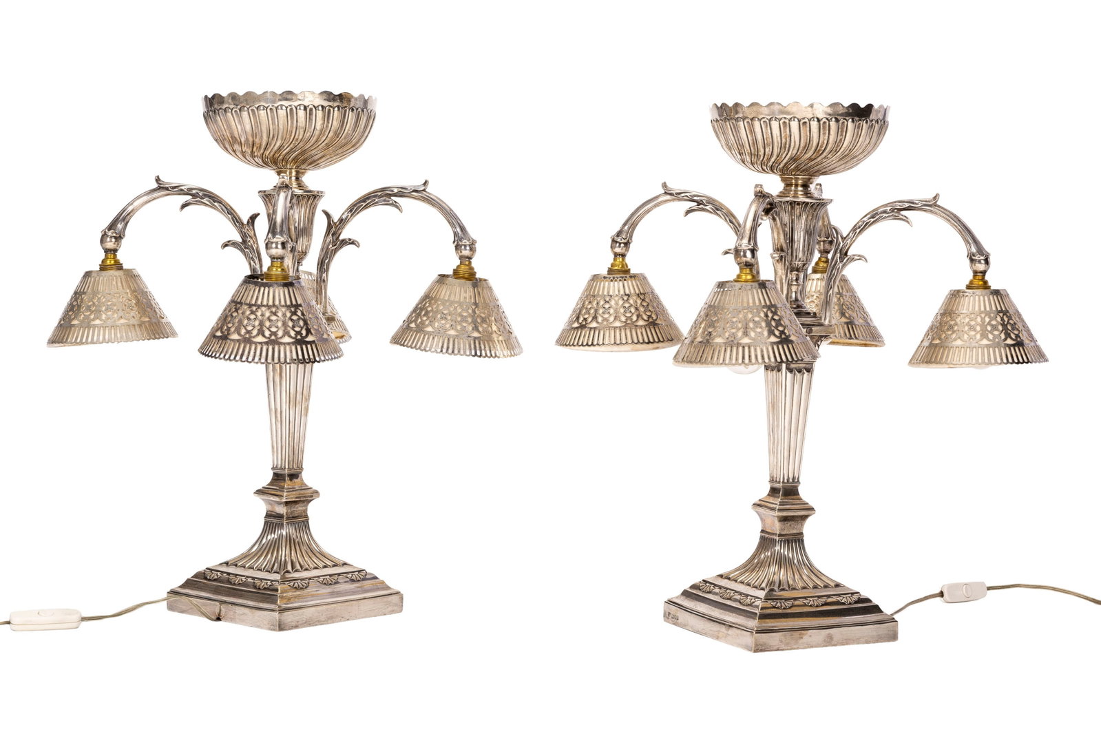 Paire de lampes en argent lesté, Angleterre, 1896 et 1911, fût en gaine agrémenté: Paire de lampes en argent lesté, Angleterre, 1896 et 1911, fût en gaine agrémenté de quatre feux et sommé d'une coupe à godrons torsadés, h. 53 cm Condition nous ne