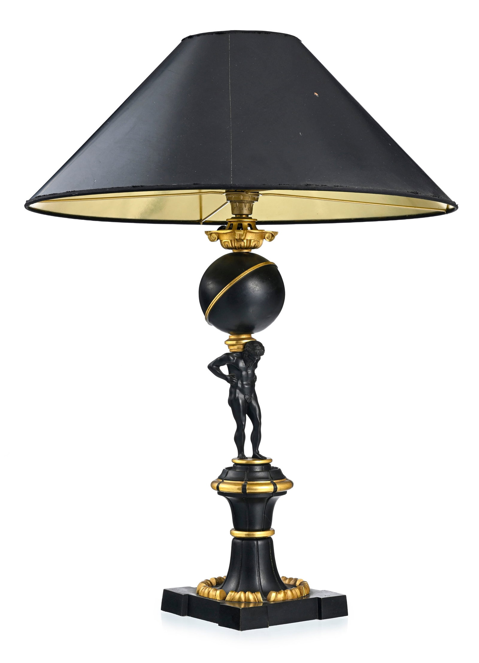 Lampe, XXe s., en métal patiné et doré figurant Atlas soutenant un globe, abat-jour c: Lampe, XXe s., en métal patiné et doré figurant Atlas soutenant un globe, abat-jour cartonné noir, h. 61 cm Condition usures et marques sur l'abat-jour nous ne garantissons pas