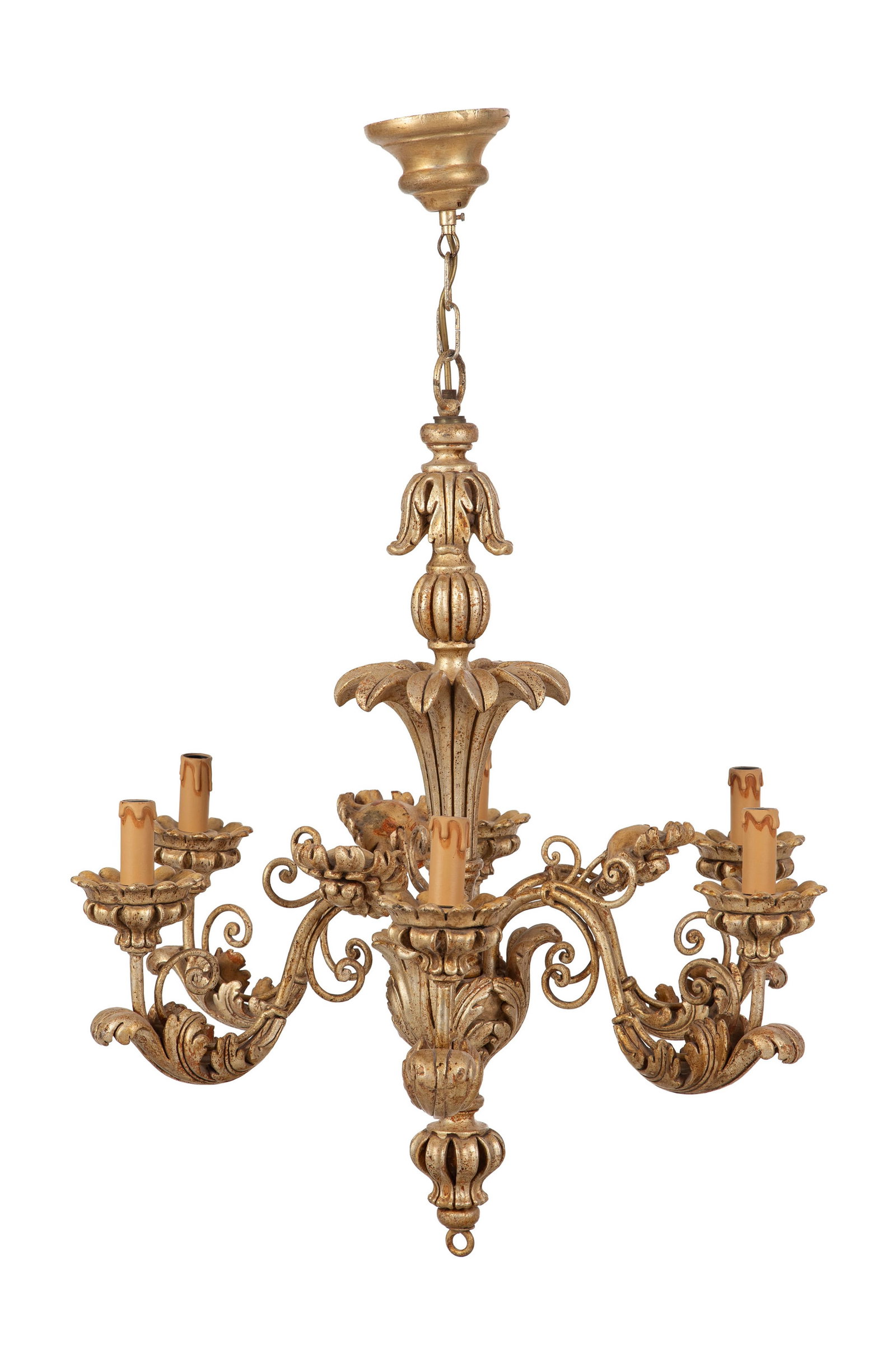 Lustre de style Louis XV, XXe s., en bois et métal doré, à décor de feuilles d'a: Lustre de style Louis XV, XXe s., en bois et métal doré, à décor de feuilles d'acanthe, six bras de lumière, h. 76 cm, diam. 68 cm Condition nous ne garantissons pas