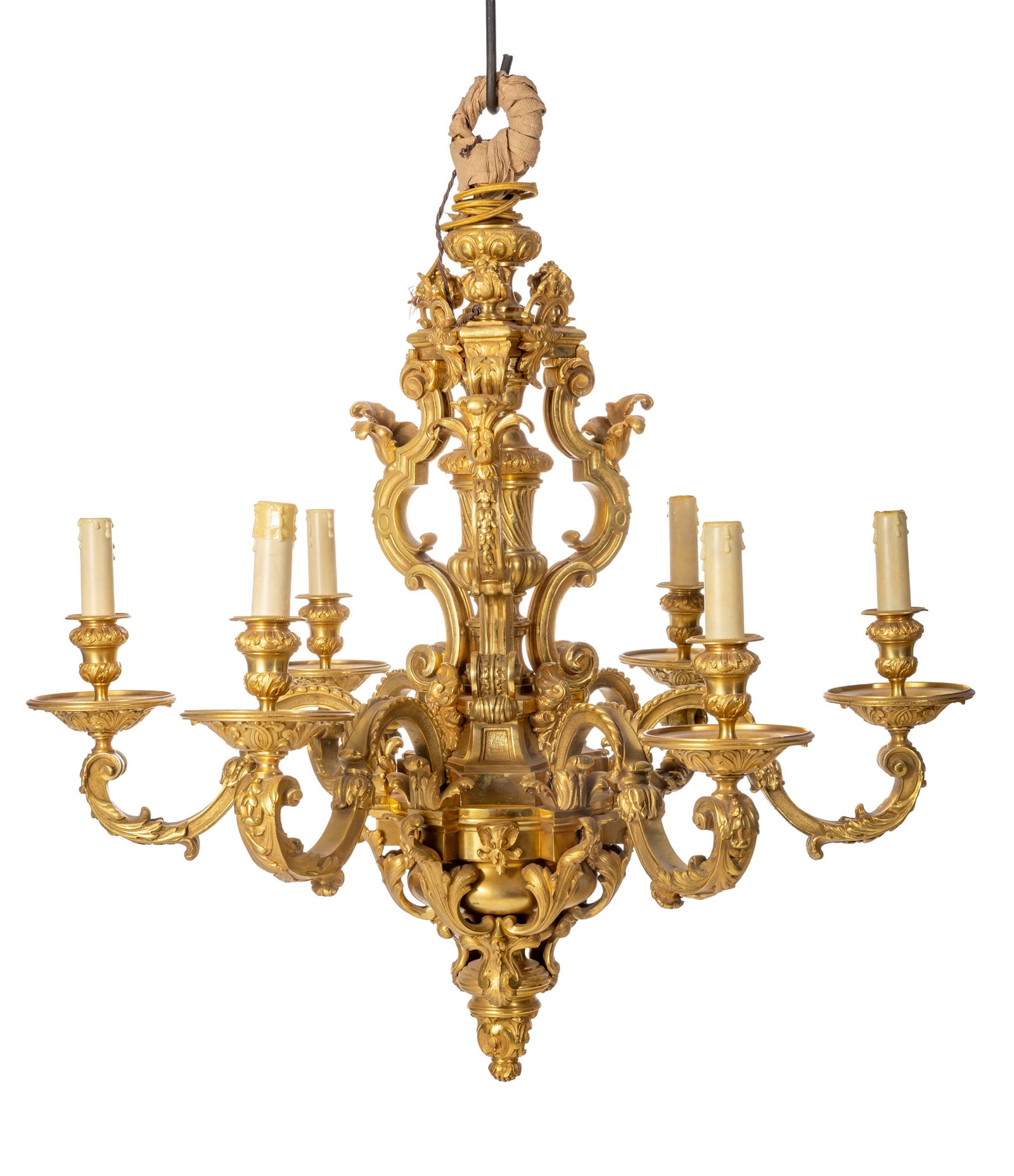 Lustre de style Louis XIV, XXe s., en bronze ciselé et doré, à décor de feuilles: Lustre de style Louis XIV, XXe s., en bronze ciselé et doré, à décor de feuilles d'acanthe, coquilles et grenades, six feux en enroulement, h. 70 cm, diam. 75 cm Pour ce lot, la TV