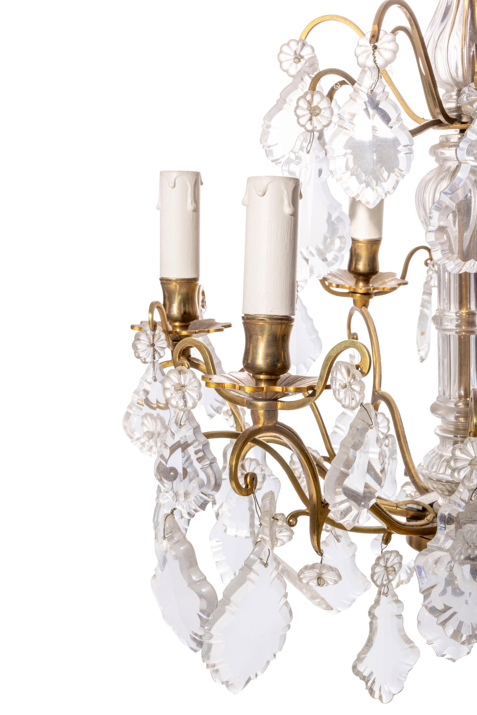 Lustre de style Louis XV, XXe s., en bronze doré et pampilles en verre taillé, six feux, h - 2