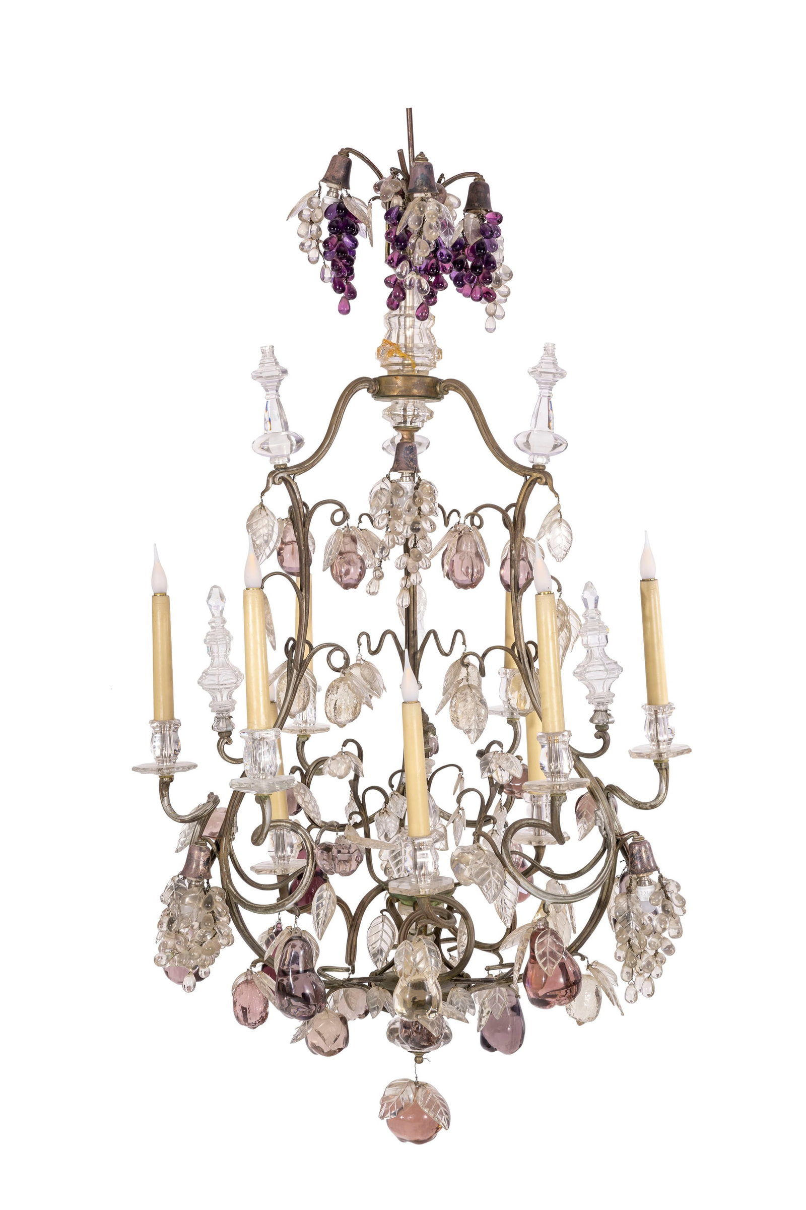 Lustre de style Louis XV, XXe s., en bronze et orné de fruits et feuillages en verre transparen: Lustre de style Louis XV, XXe s., en bronze et orné de fruits et feuillages en verre transparent et teinté pourpre, neuf feux, h. 140 cm, diam. 76 cm