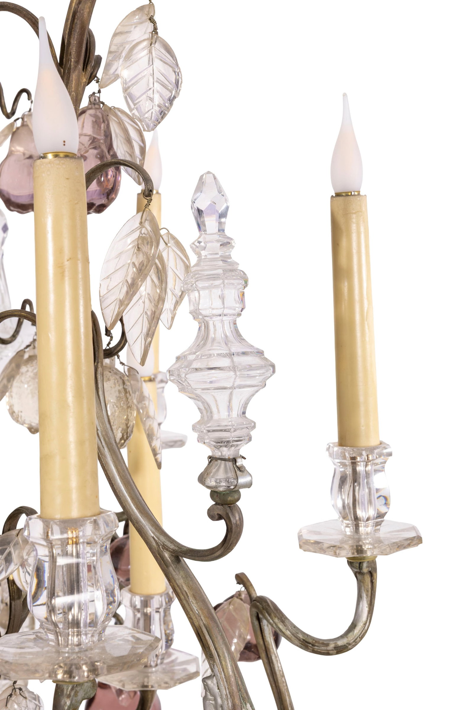 Lustre de style Louis XV, XXe s., en bronze et orné de fruits et feuillages en verre transparen - 2