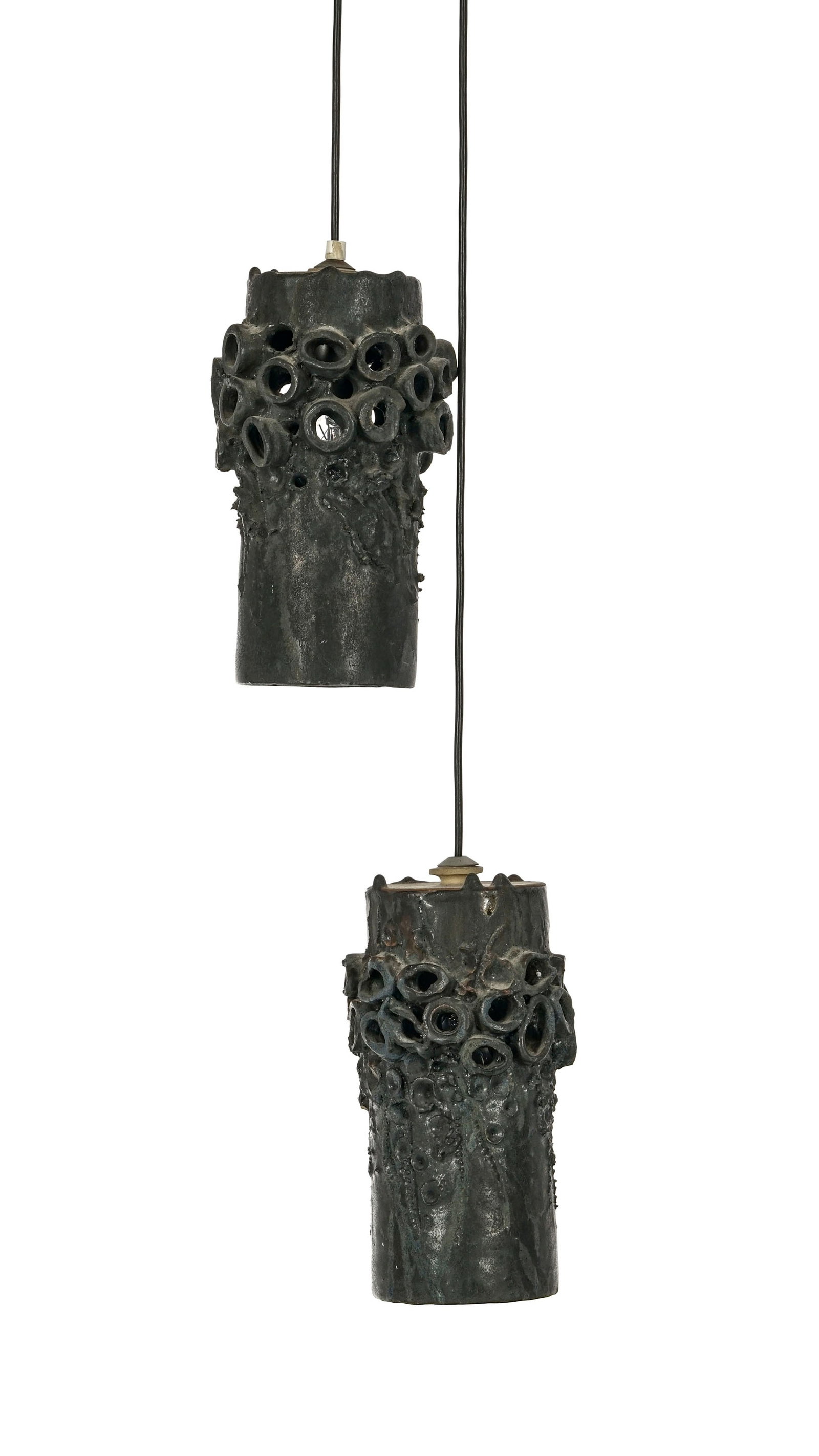 Suspension composée de deux fûts par Githa Heske, Danemark, circa 1980, en céramique : Suspension composée de deux fûts par Githa Heske, Danemark, circa 1980, en céramique texturée et ajourée, h. d'un diffuseur: 24 cm
