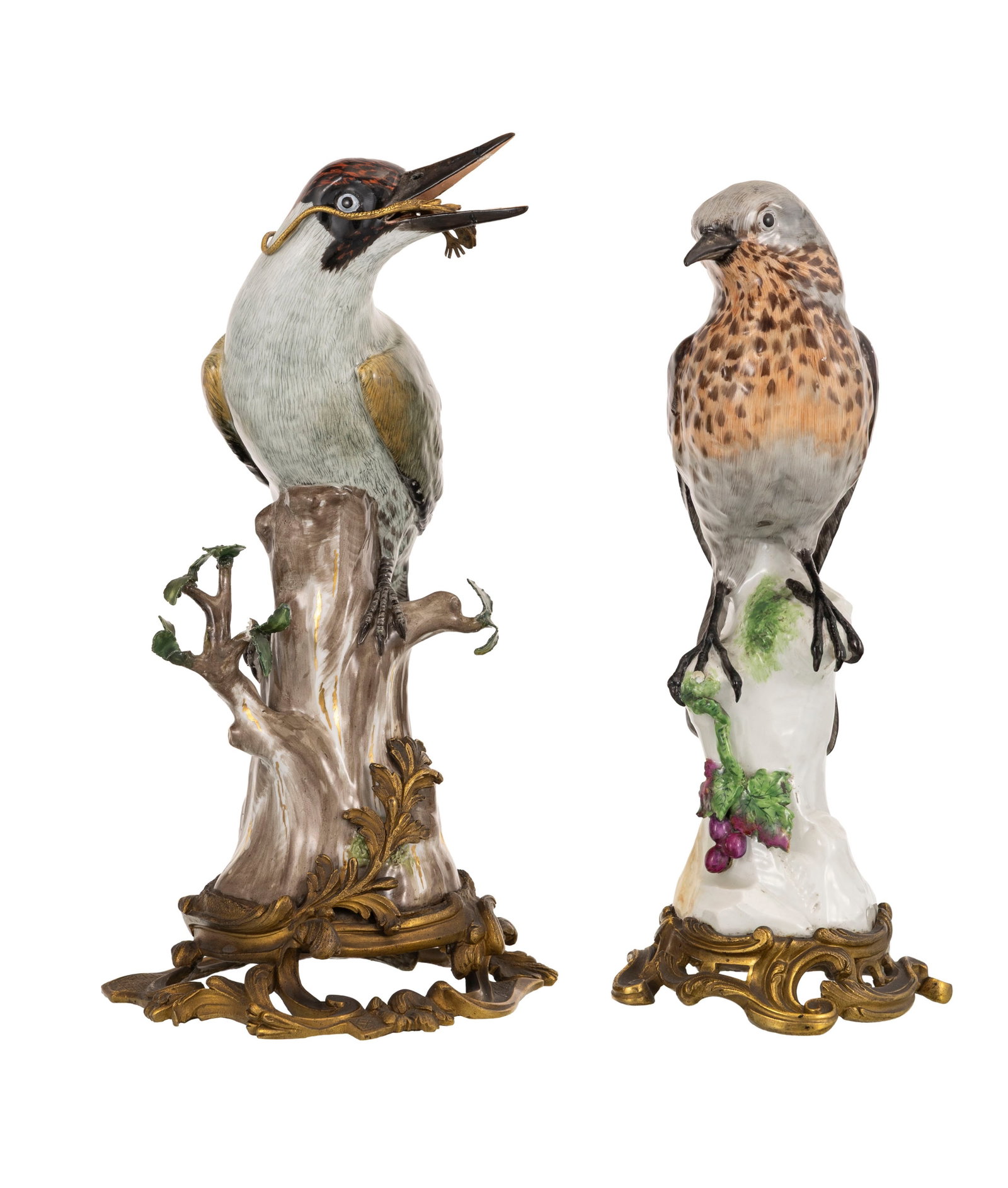 Ensemble de 2 oiseaux en porcelaine émaillée polychrome, monture en bronze doré, XIXe: Ensemble de 2 oiseaux en porcelaine émaillée polychrome, monture en bronze doré, XIXe s., l'un avec marque Samson, h. 29 et 30 cm Condition manques et restaurations