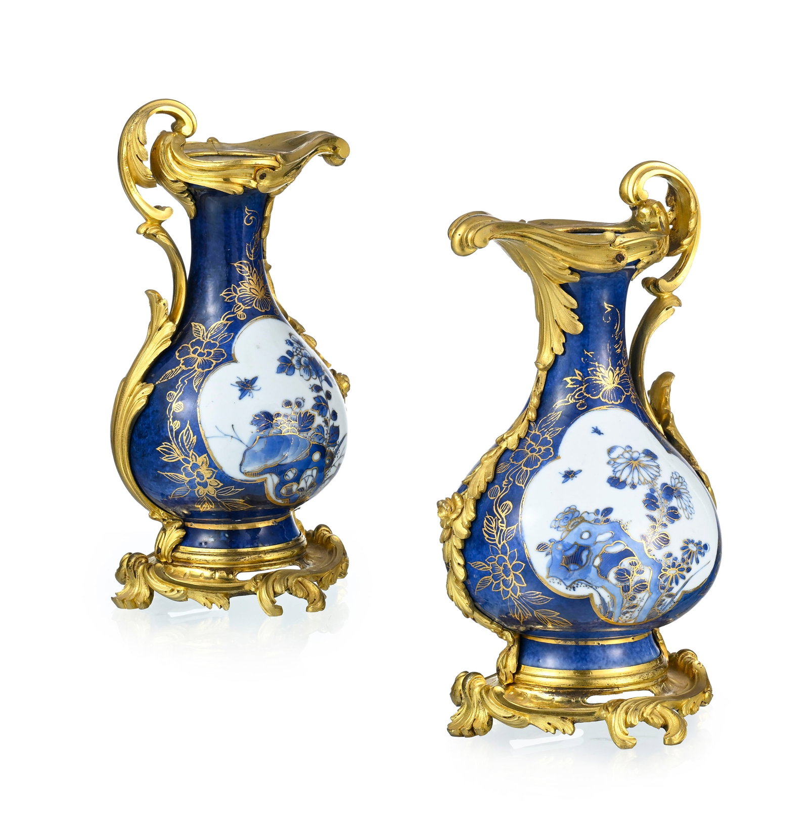 Paire d'aiguières en porcelaine de Chine Qianlong (1736-1795), monture en bronze doré d'&#: Paire d'aiguières en porcelaine de Chine Qianlong (1736-1795), monture en bronze doré d'époque Louis XV, glaçure bleu poudré, décor de rochers, fleurs et insectes dans