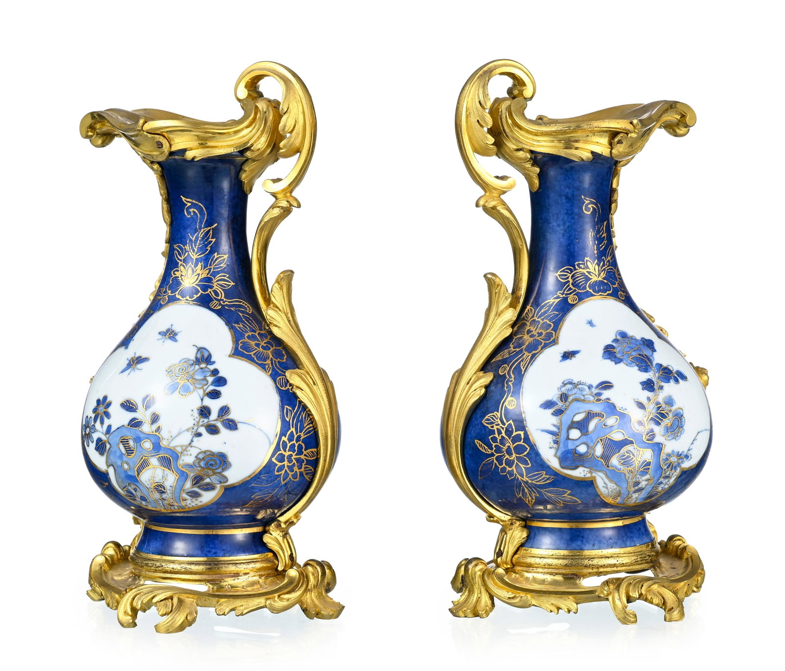 Paire d'aiguières en porcelaine de Chine Qianlong (1736-1795), monture en bronze doré d'&# - 4