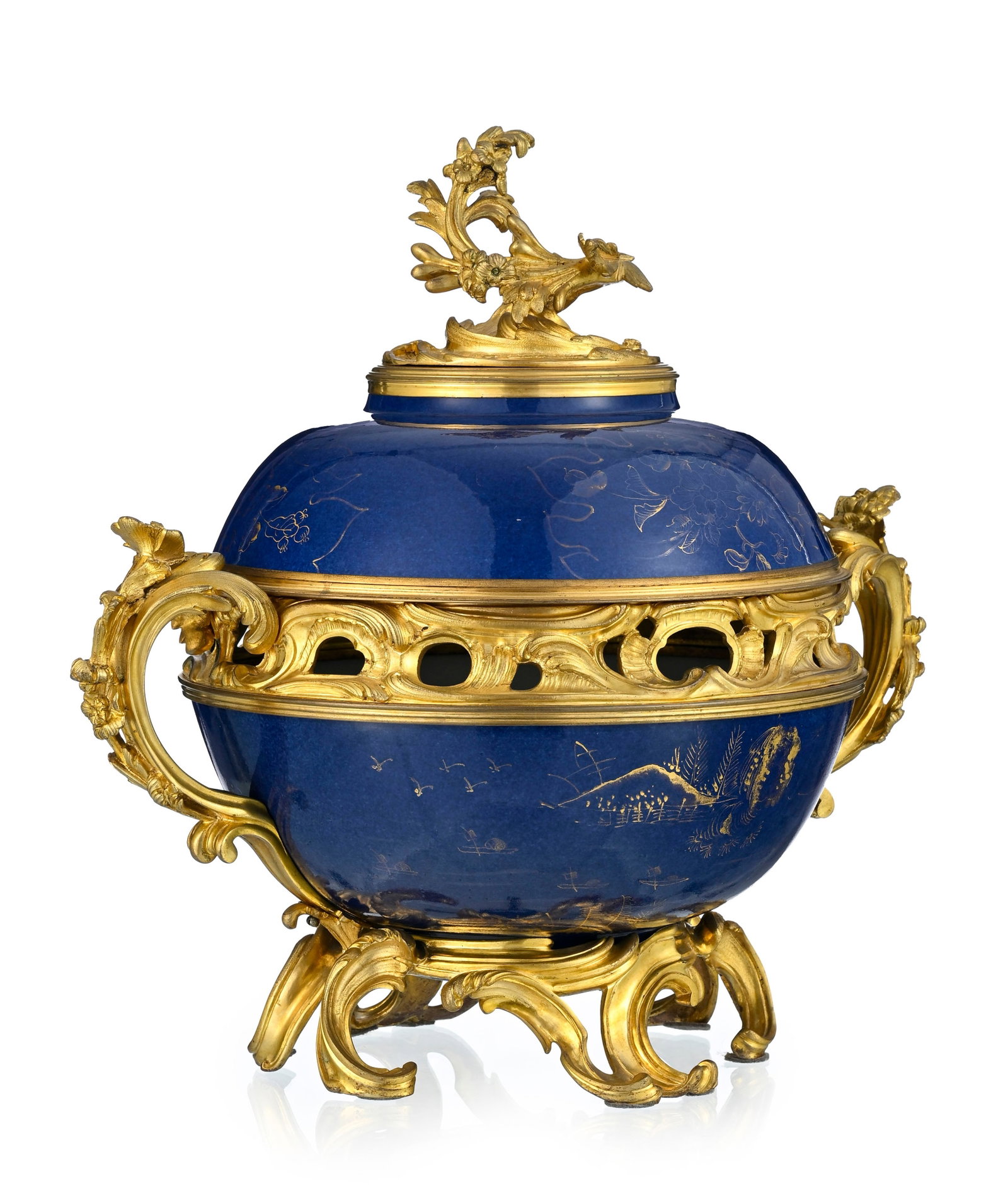 Pot-pourri de style Louis XV, XIXe s., en porcelaine de Chine, à glaçure bleue poudré: Pot-pourri de style Louis XV, XIXe s., en porcelaine de Chine, à glaçure bleue poudrée à décor or de paysages animés et rinceaux de fleurs, monture en bronze doré &#