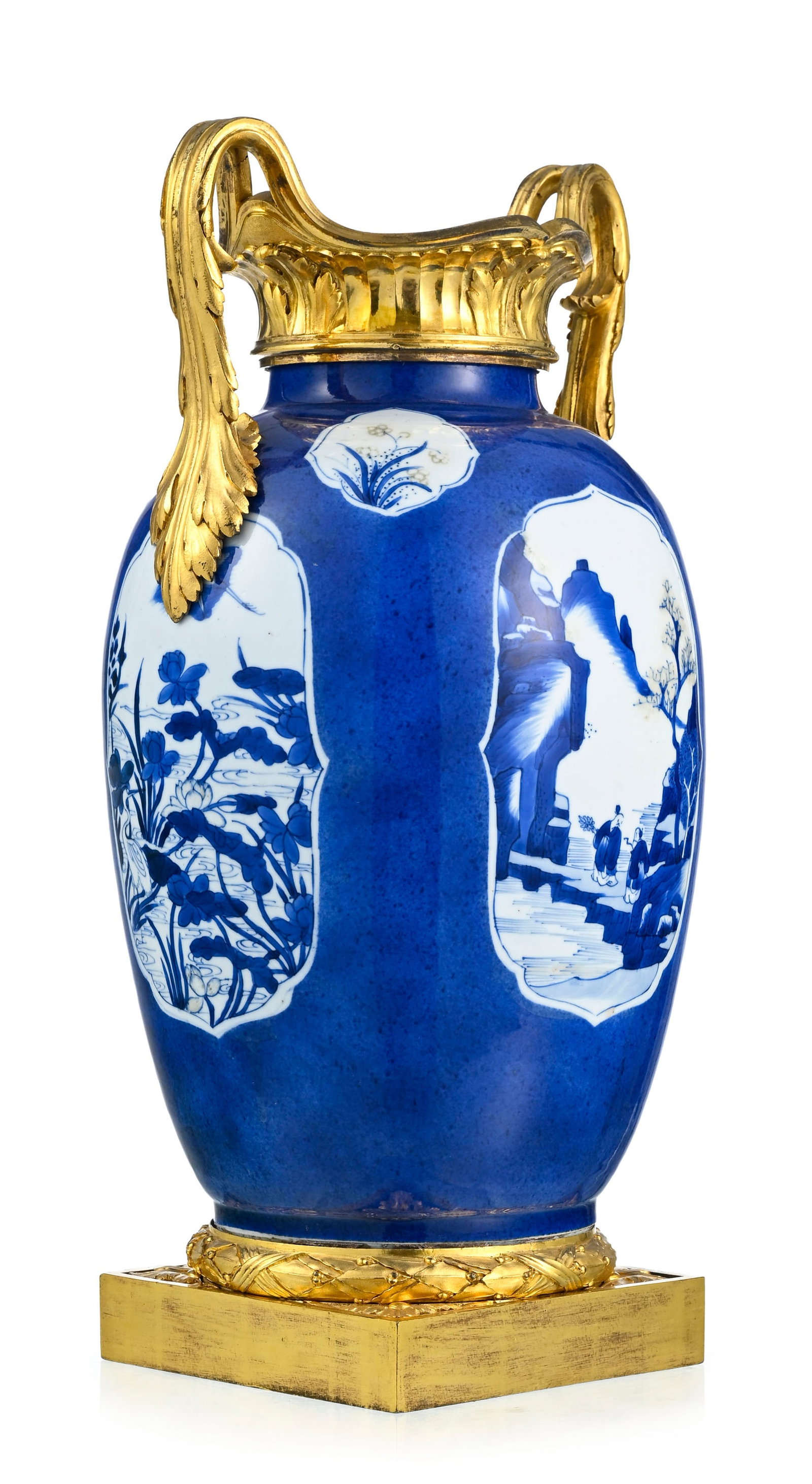 Vase en porcelaine de Chine, époque Kangxi (1662-1722), à glaçure bleu blanc à d: Vase en porcelaine de Chine, époque Kangxi (1662-1722), à glaçure bleu blanc à décor de paysages animés fleurs, animaux et objets précieux dans des cartouches,