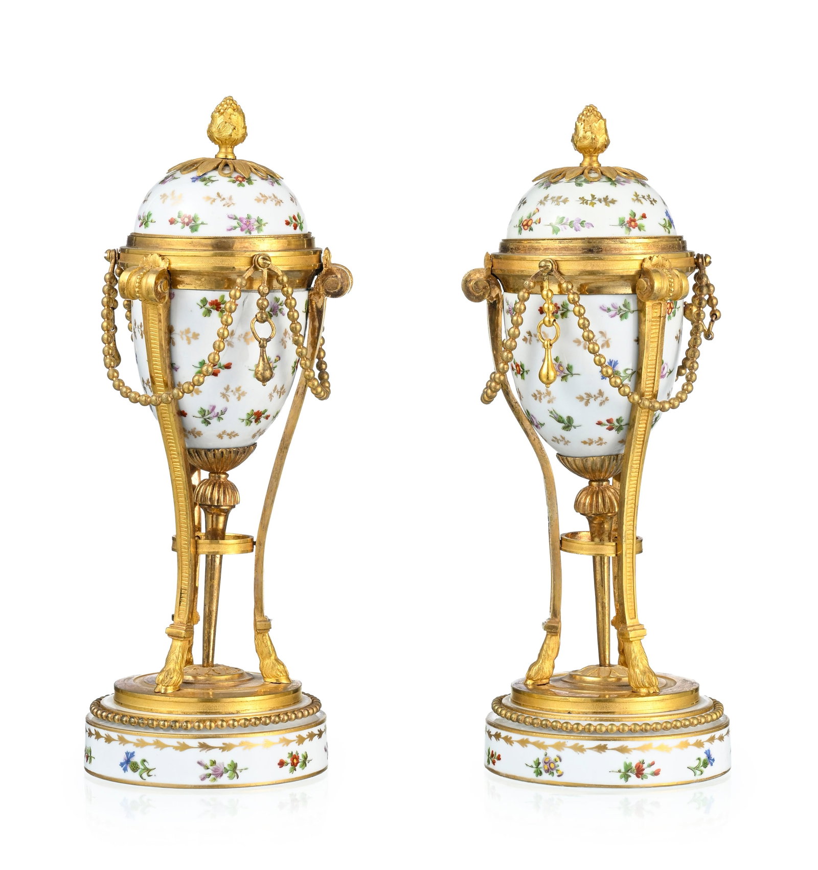 Paire de cassolettes d'époque Louis XVI, en porcelaine de la manufacture du duc d'Angoulêm: Paire de cassolettes d'époque Louis XVI, en porcelaine de la manufacture du duc d'Angoulême à décor de fleurs, monture en bronze doré à décor de frise de perles, cou