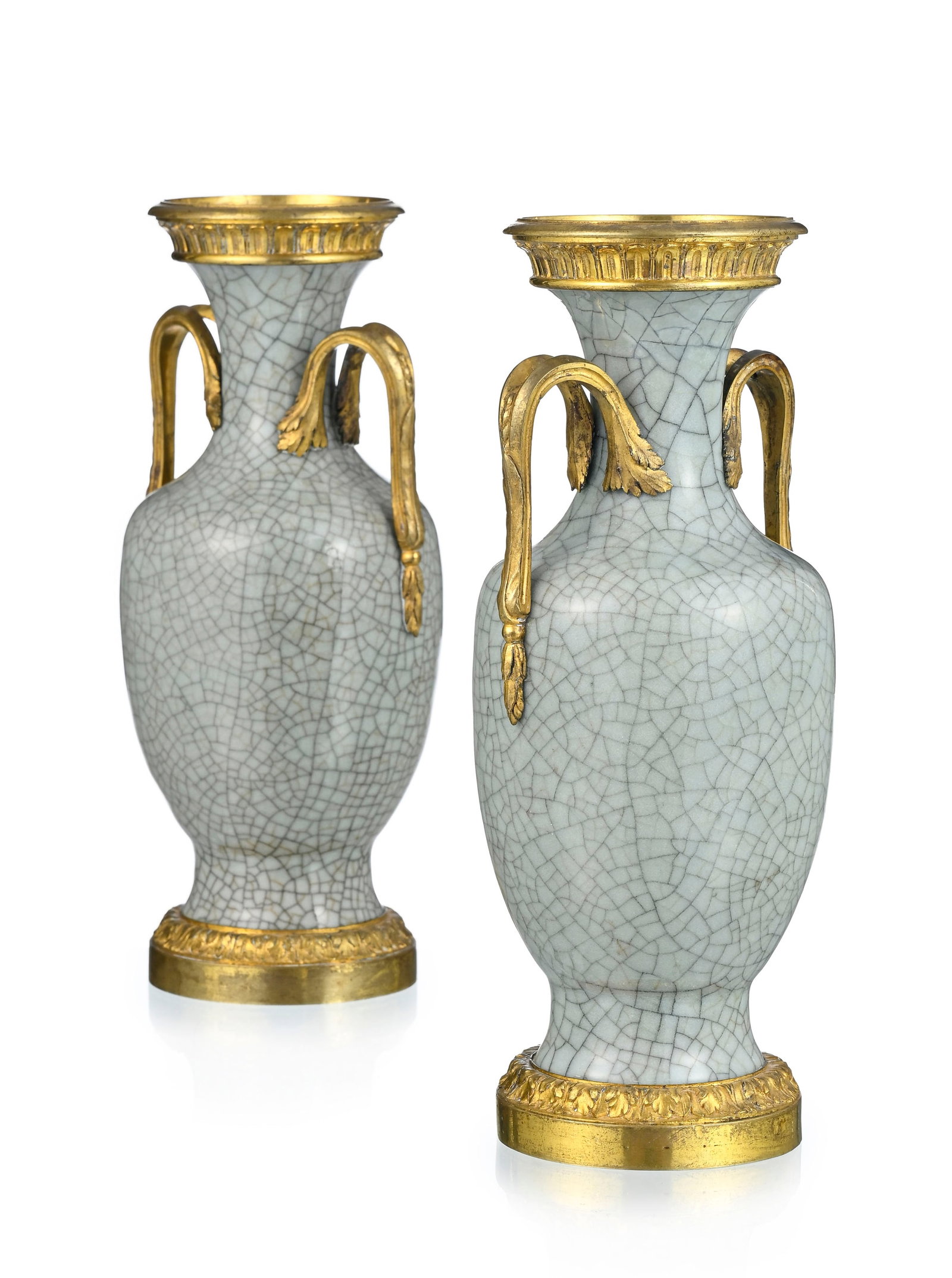 Paire de vases balustre, Chine, dynastie Qing, en porcelaine à glaçure céladon craque: Paire de vases balustre, Chine, dynastie Qing, en porcelaine à glaçure céladon craquelé, monture en bronze de d'époque Louis XVI, h. 29 cm Condition Un vase restauré </